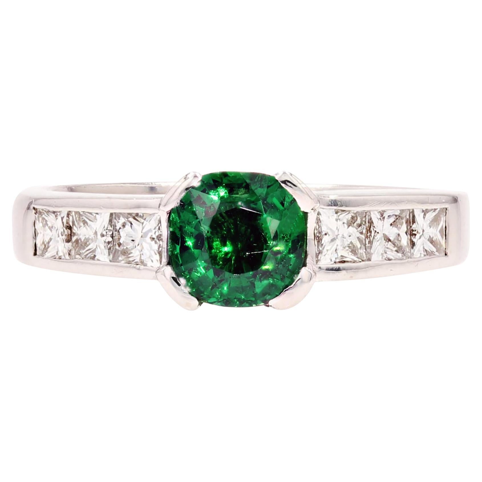 Bague moderne franaise en or blanc avec grenat tsavorite de 1,02 carat et diamants taille princesse