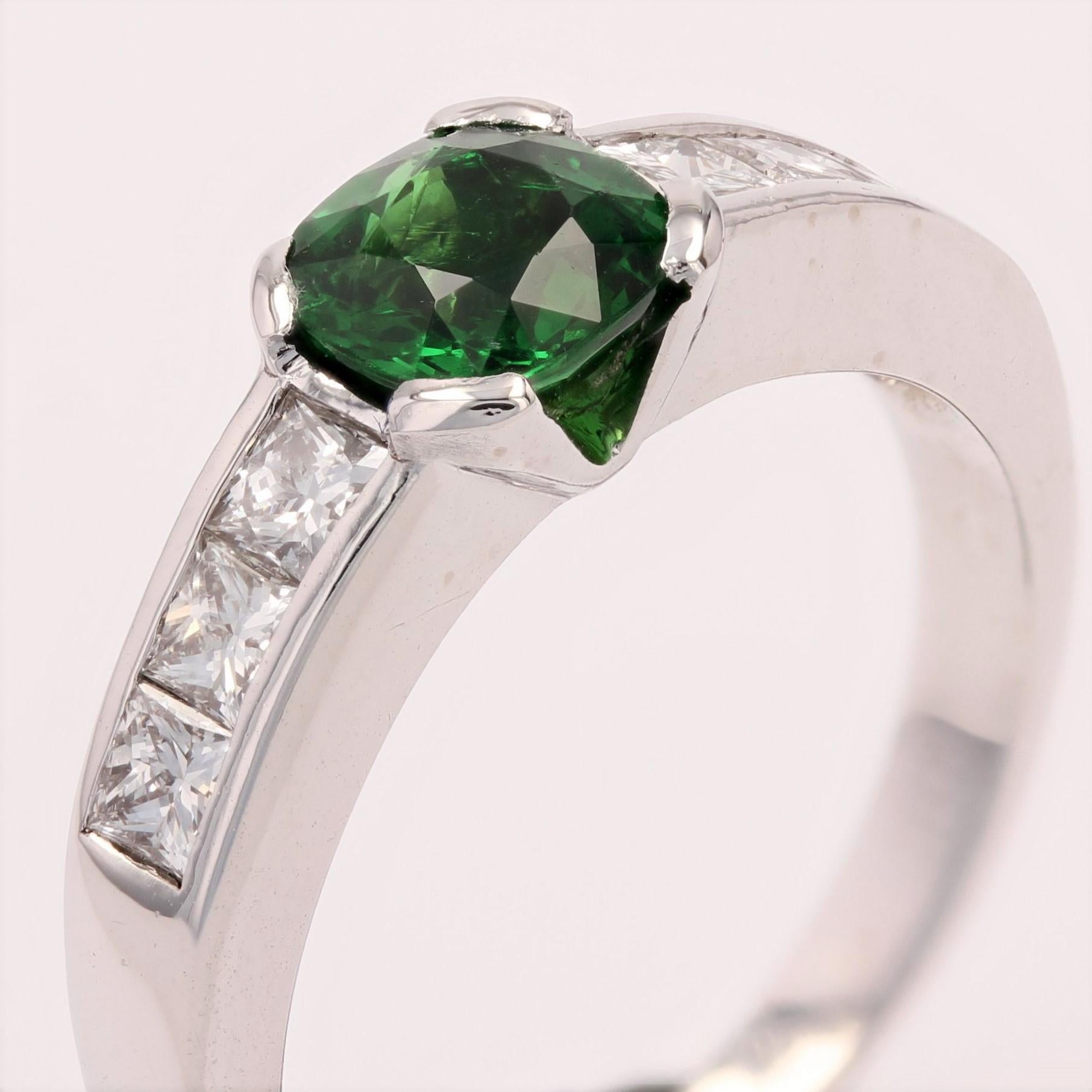 French Modern 1, 02 Carat Tsavorite Garnet Princess-Cut Diamonds White Gold Ring For Sale 6