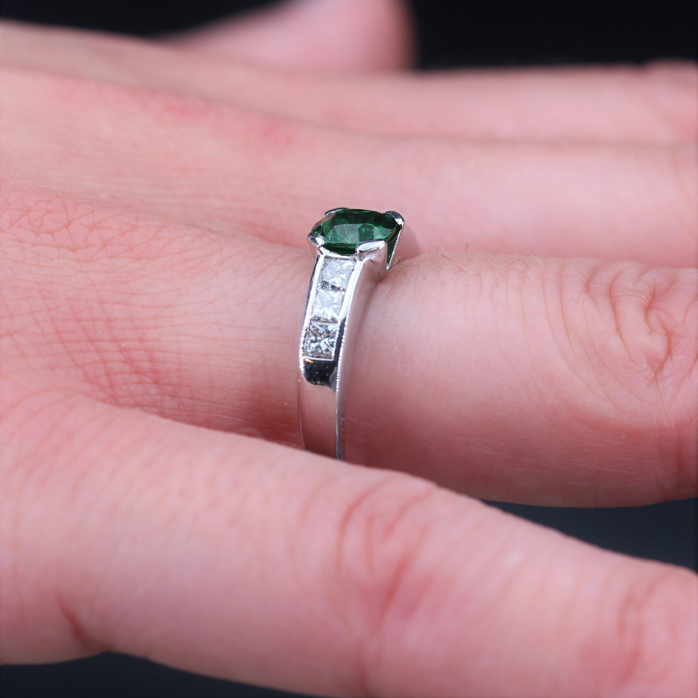 French Modern 1, 02 Carat Tsavorite Garnet Princess-Cut Diamonds White Gold Ring For Sale 9