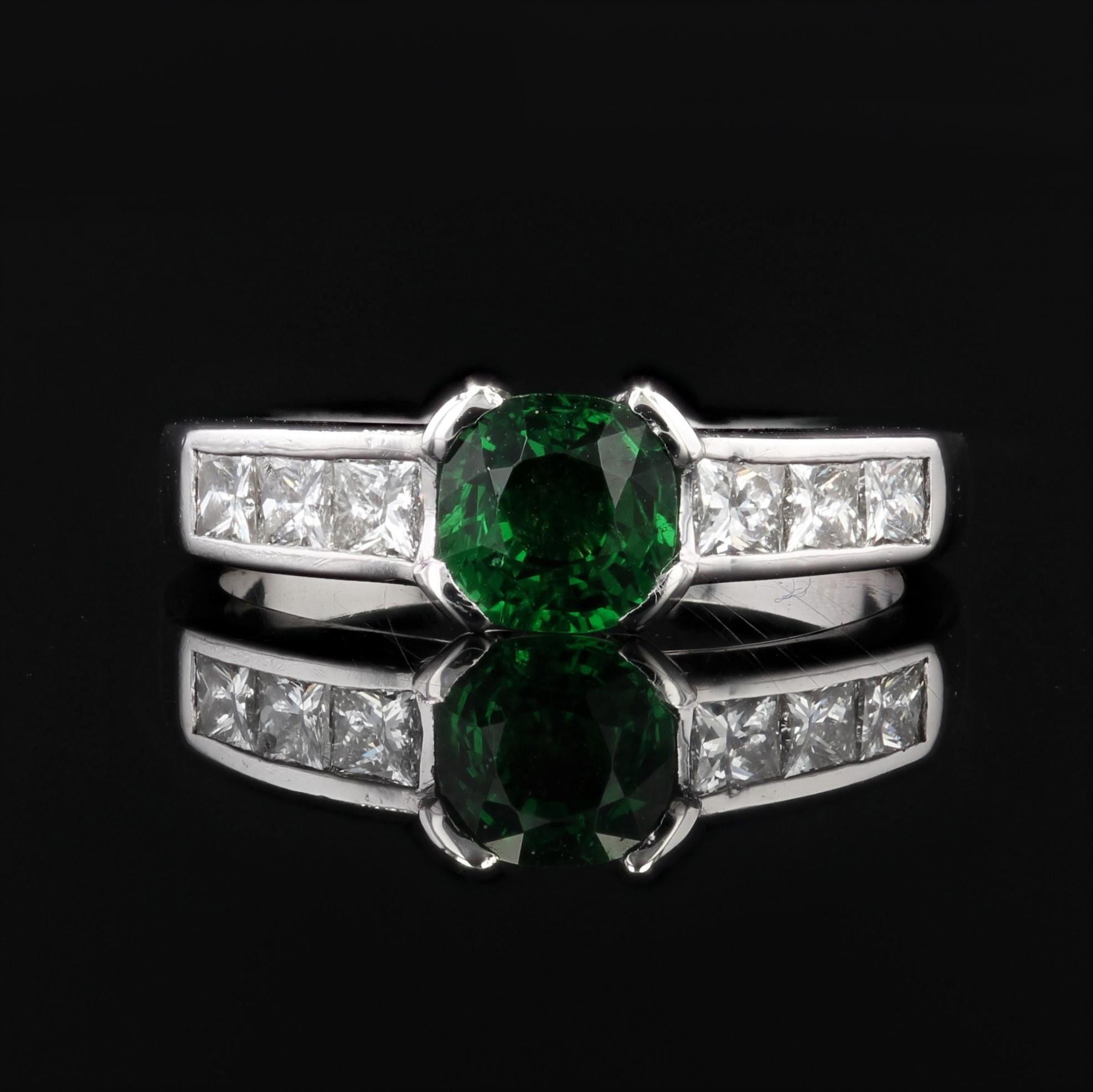 French Modern 1, 02 Carat Tsavorite Garnet Princess-Cut Diamonds White Gold Ring In Excellent Condition For Sale In Poitiers, FR