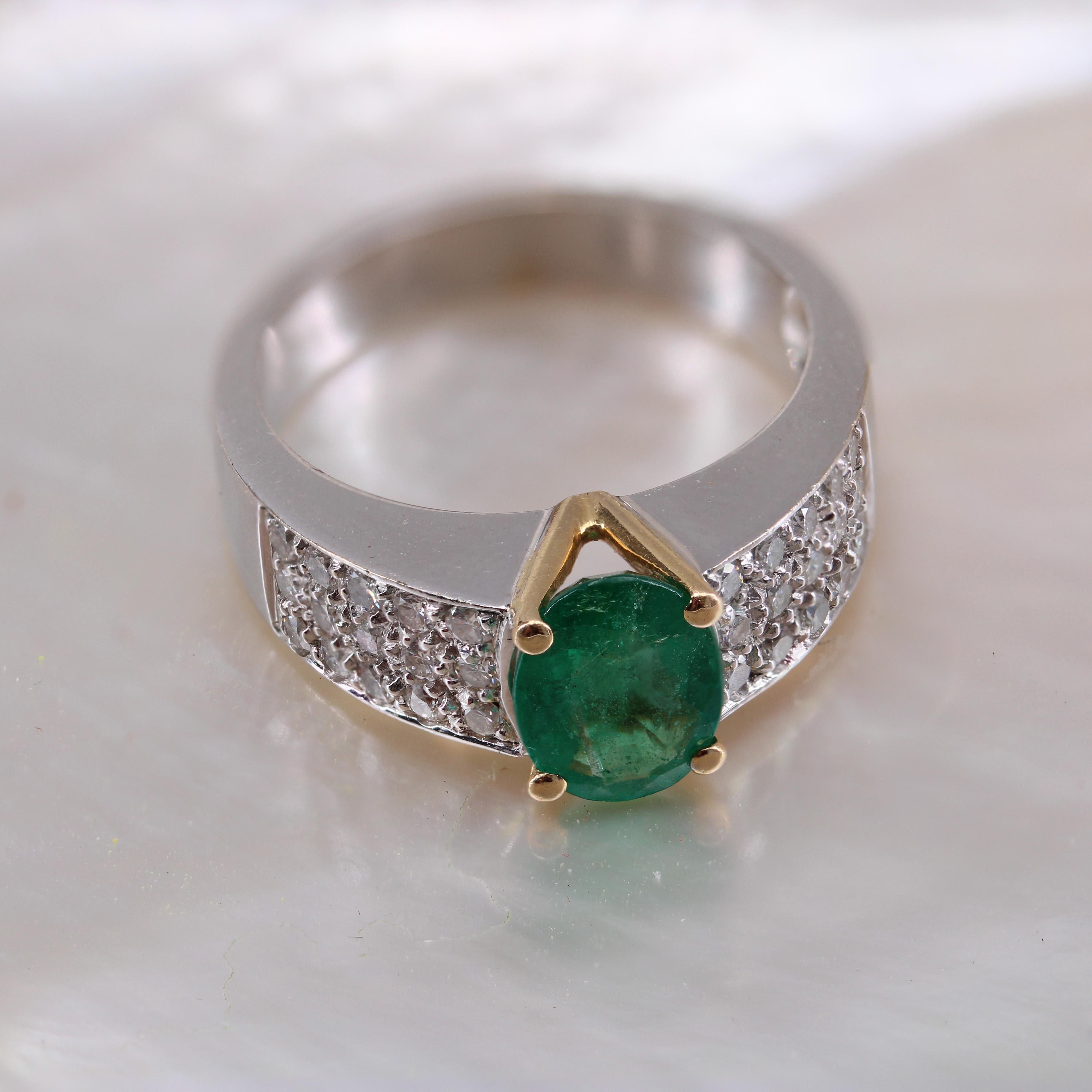 French Modern 1.10 Carat Emerald Diamonds 18 Karat White Yellow Gold Ring For Sale 5