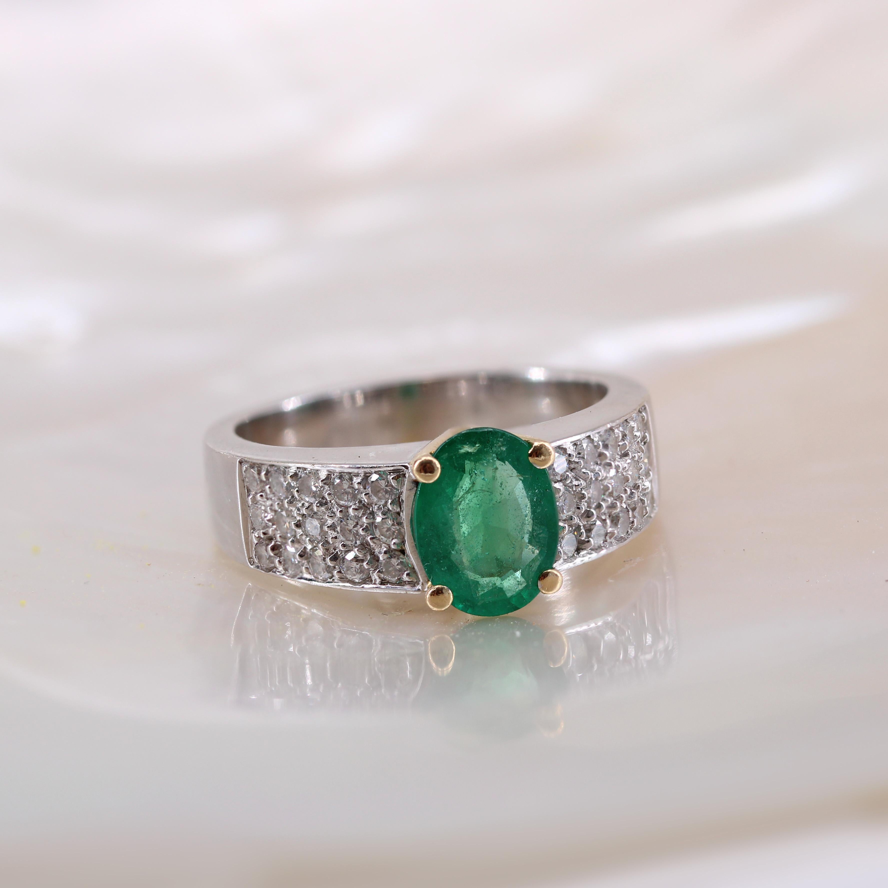 Women's French Modern 1.10 Carat Emerald Diamonds 18 Karat White Yellow Gold Ring For Sale