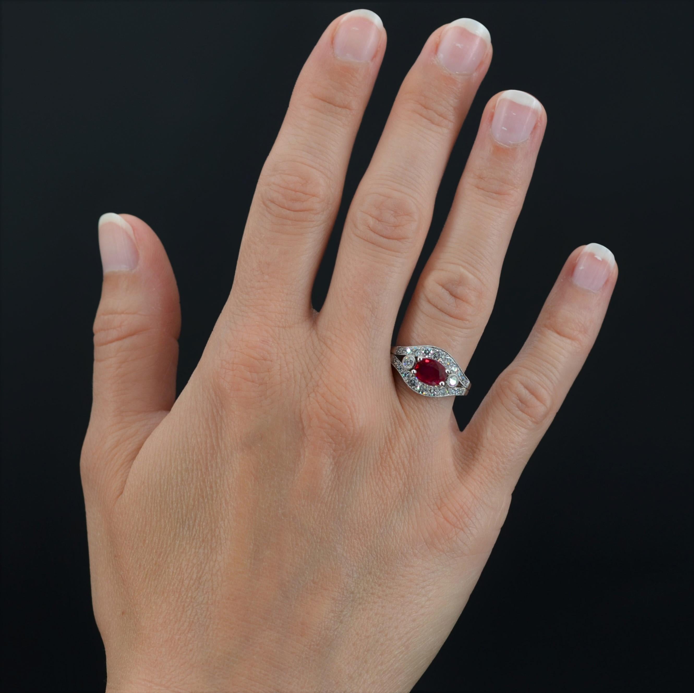 Ring in platinum, dog head hallmark.
Magnificent contemporary ring, its setting is adorned with an oval ruby set with 4 claws. On either side, a modern brilliant-cut diamond is set millegrain. Each border of the ring is made of a drop of modern