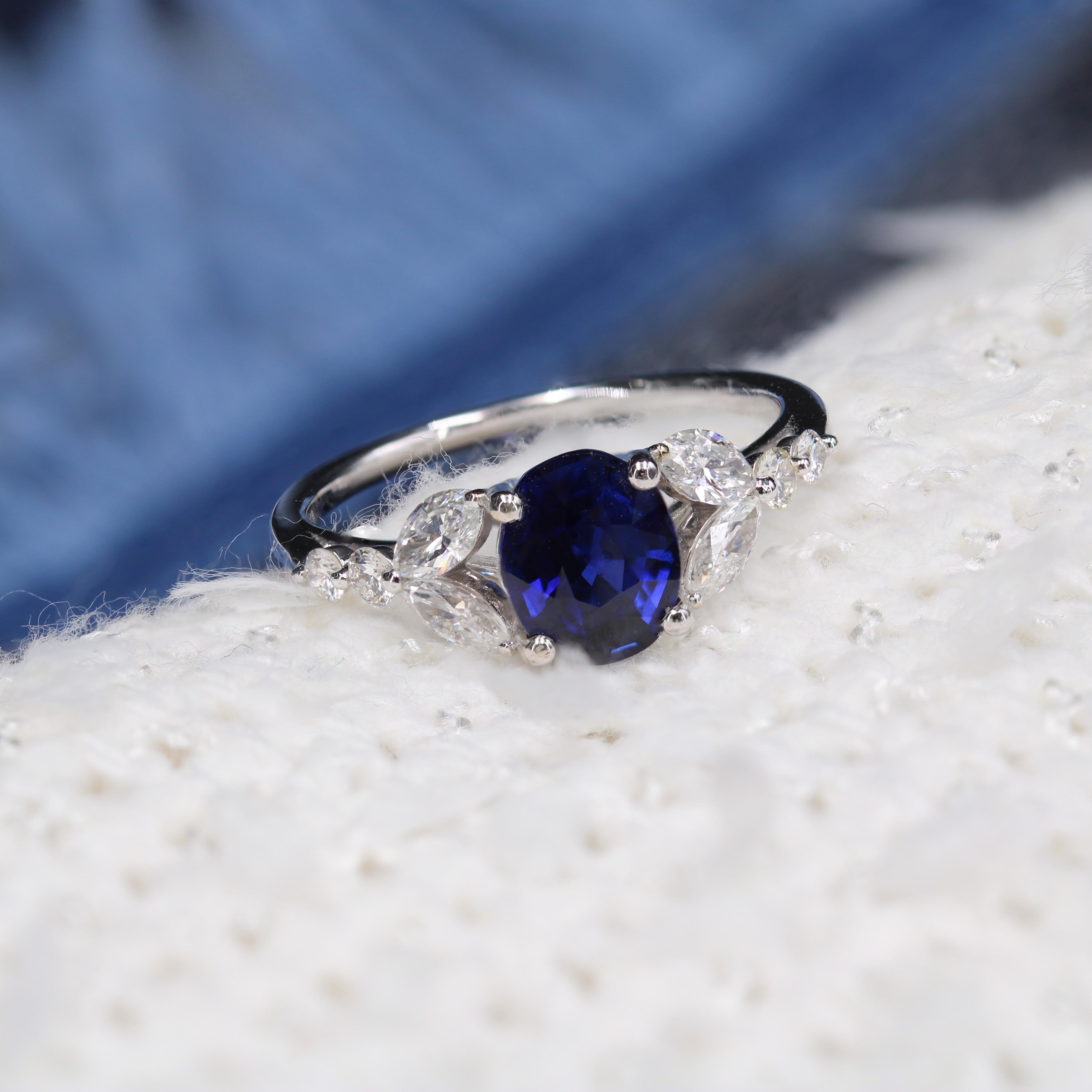 French Modern 1.51 Carat Royal Blue Sapphire Diamonds 18 Karat White Gold Ring For Sale 8