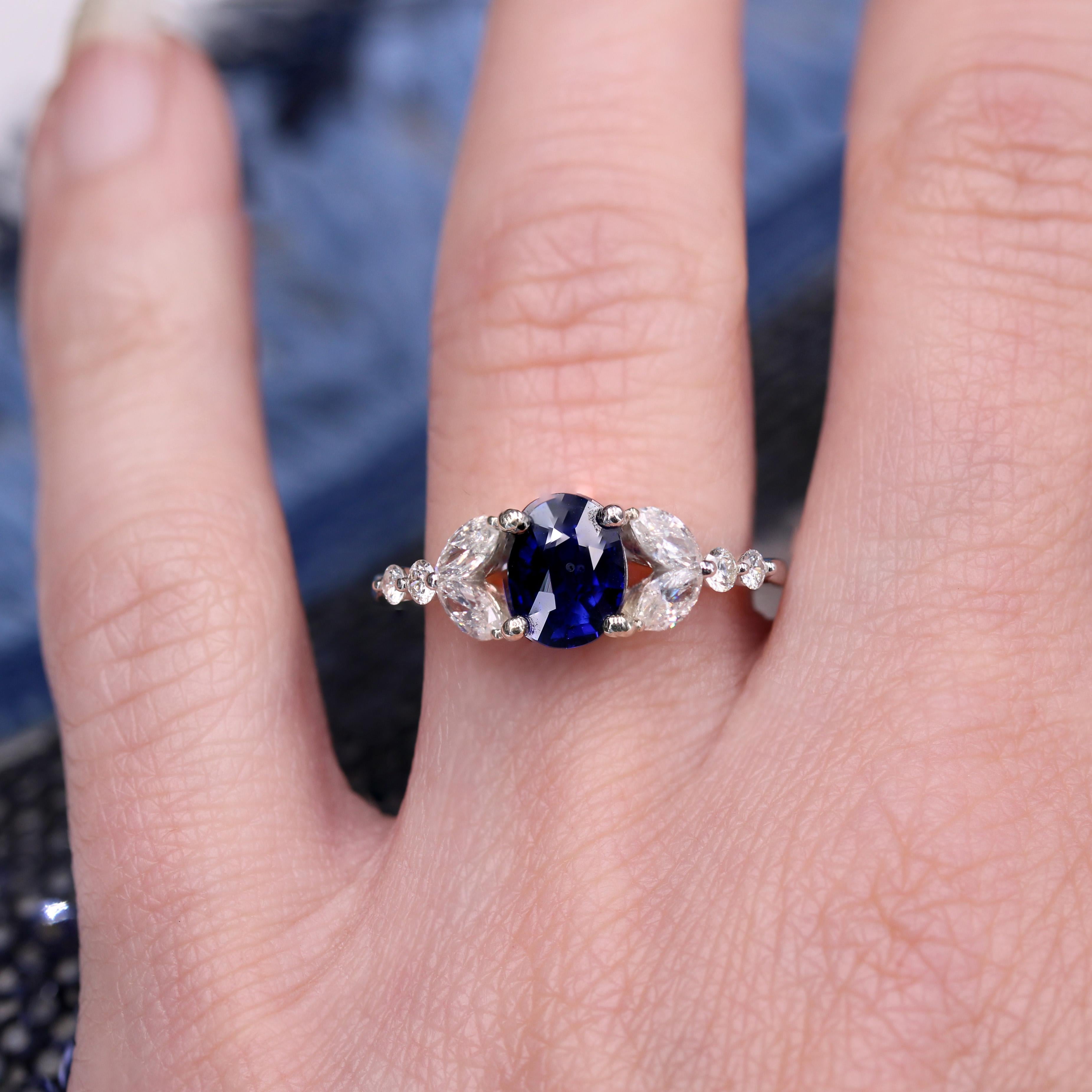 French Modern 1.51 Carat Royal Blue Sapphire Diamonds 18 Karat White Gold Ring For Sale 11