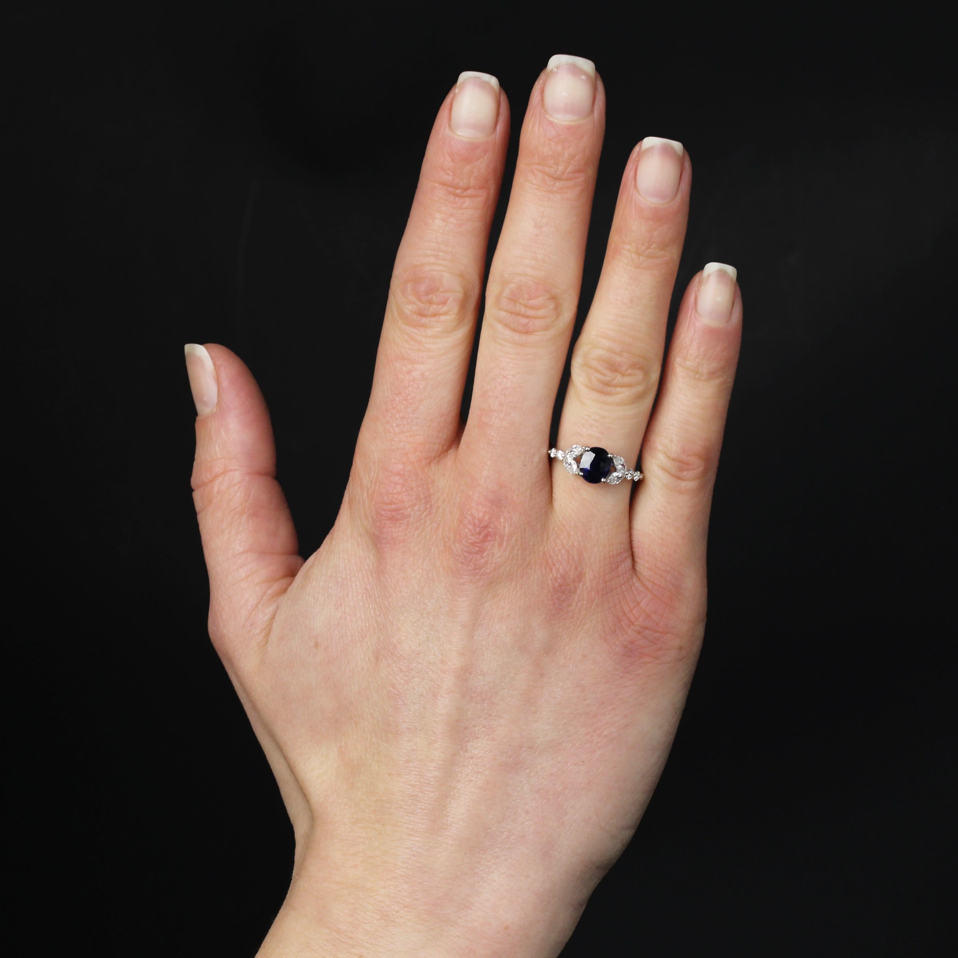 Ring aus 18 Karat Weißgold, Adlerkopfpunze.
Wunderschöner Saphir-Diamant-Ring mit einem tiefblauen ovalen Saphir in der Mitte. Die durchbrochene Fassung ist auf beiden Seiten mit 2 x 2 Diamanten im Marquise-Schliff und 2 x 2 modernen Brillanten