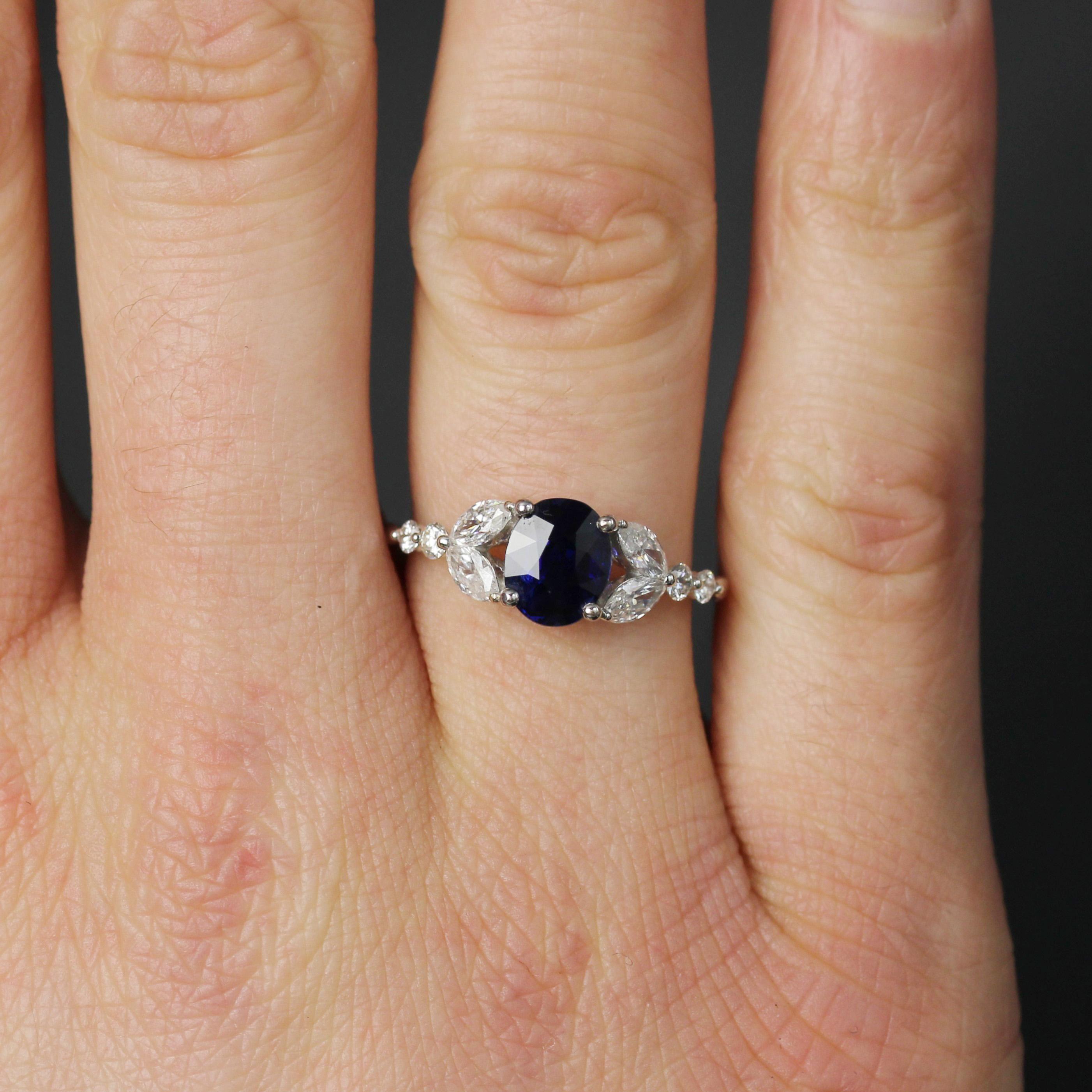 French Modern 1.51 Carat Royal Blue Sapphire Diamonds 18 Karat White Gold Ring For Sale 2