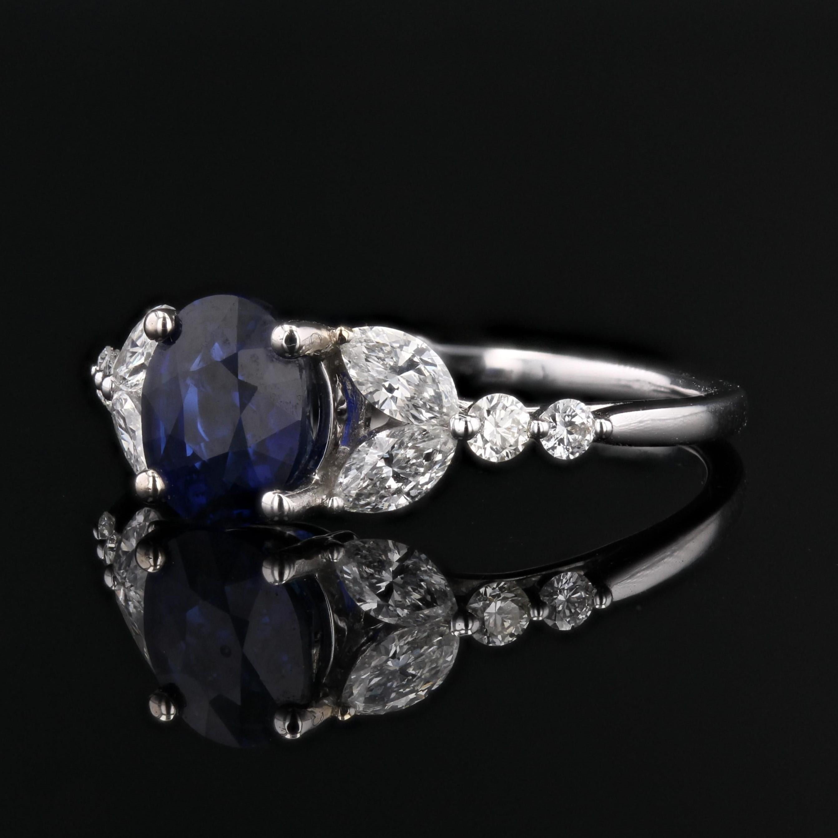 French Modern 1.51 Carat Royal Blue Sapphire Diamonds 18 Karat White Gold Ring For Sale 3