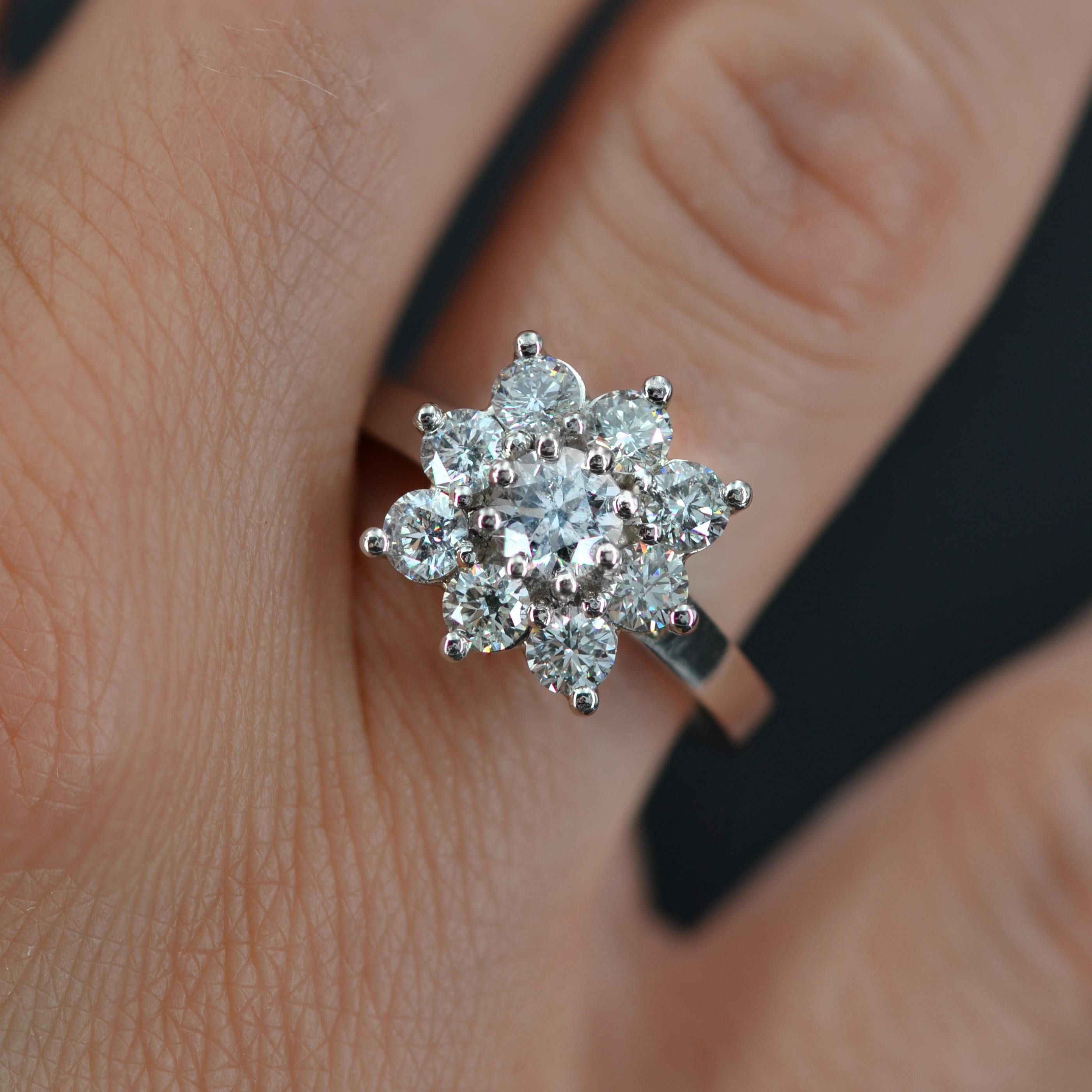 French Modern 1.67 Carats Diamonds Platinum Square Daisy Cluster Ring For Sale 1