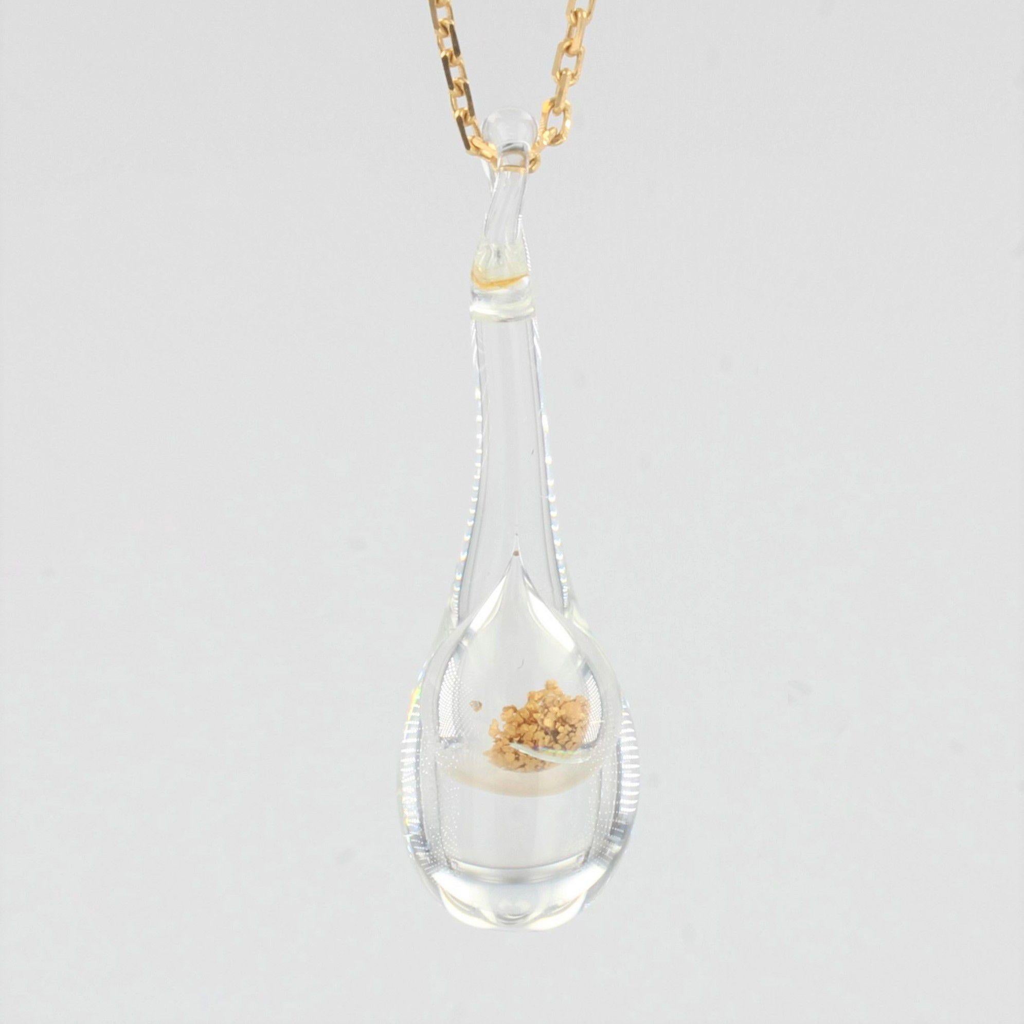 French Modern 18 Karat Gold Chain Glass and Gold Glitter Pendant For Sale 1