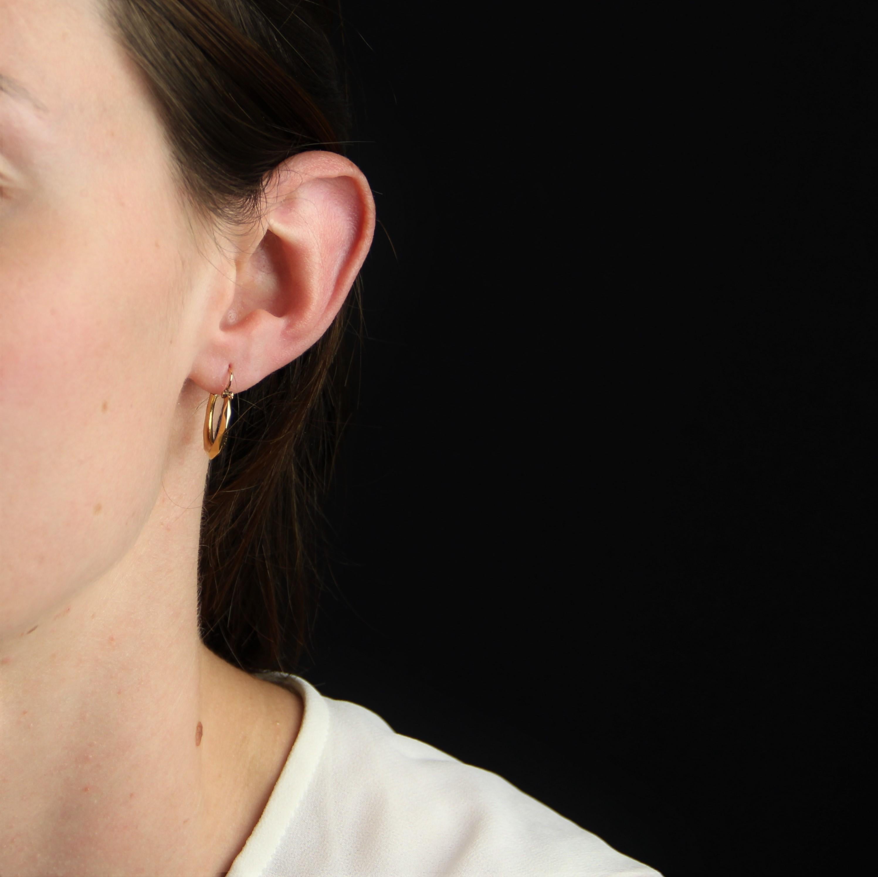 For pierced ears.
Earring in 18 karat yellow gold, eagle head hallmark.
A timeless pair of hoop earrings, they feature a faceted gold hoop. The clasp features a safety hook and can be slipped on from the front or the back.
Diameter : 16 mm