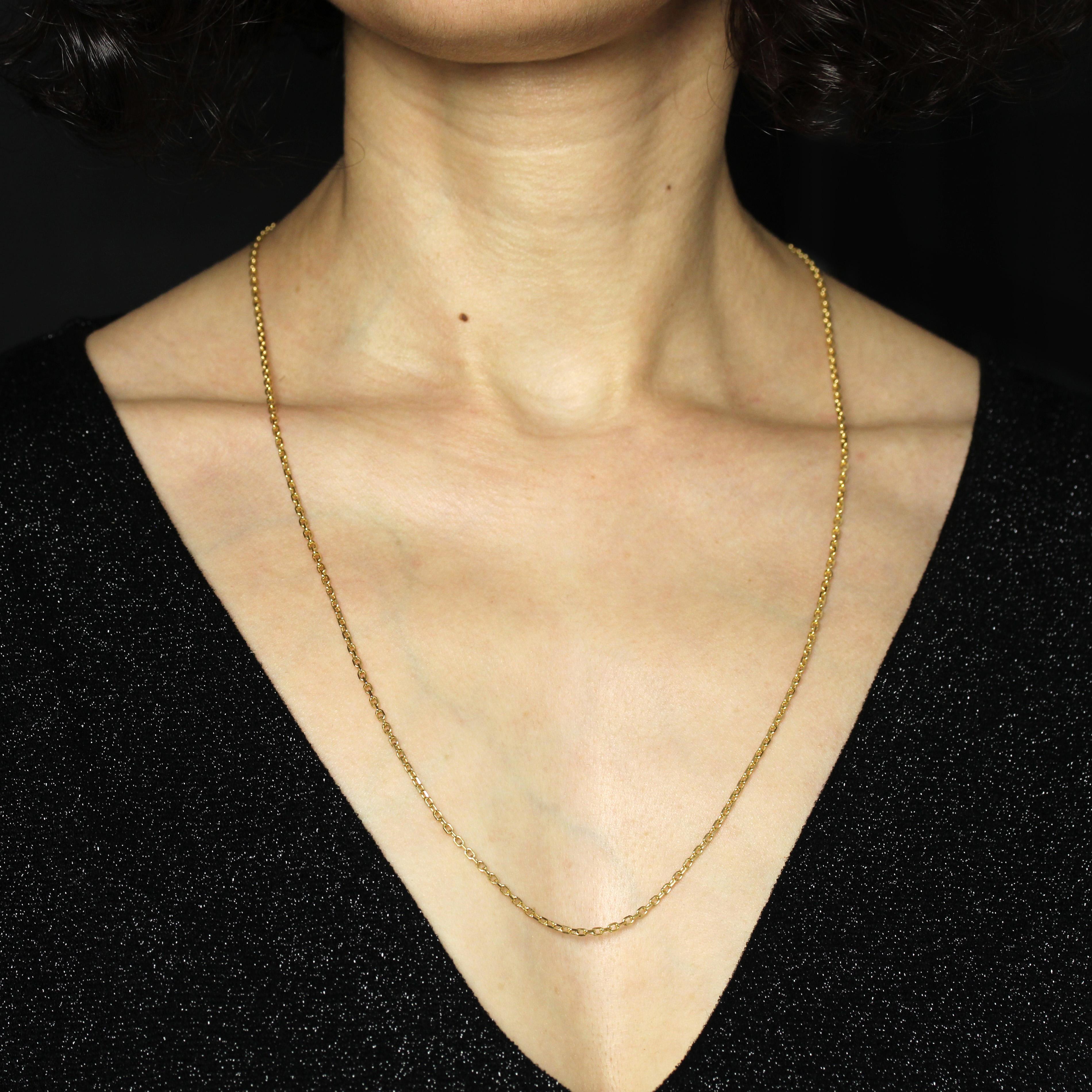 Chaîne en or jaune 18 carats, poinçon tête d'aigle.
Cette chaîne est composée d'une maille forçat classée et d'un anneau à ressort.
Longueur : 61,5 cm environ, largeur : 2 mm environ.
Poids : 9,2 g environ.
Chaîne en or d'occasion - Très bon état -