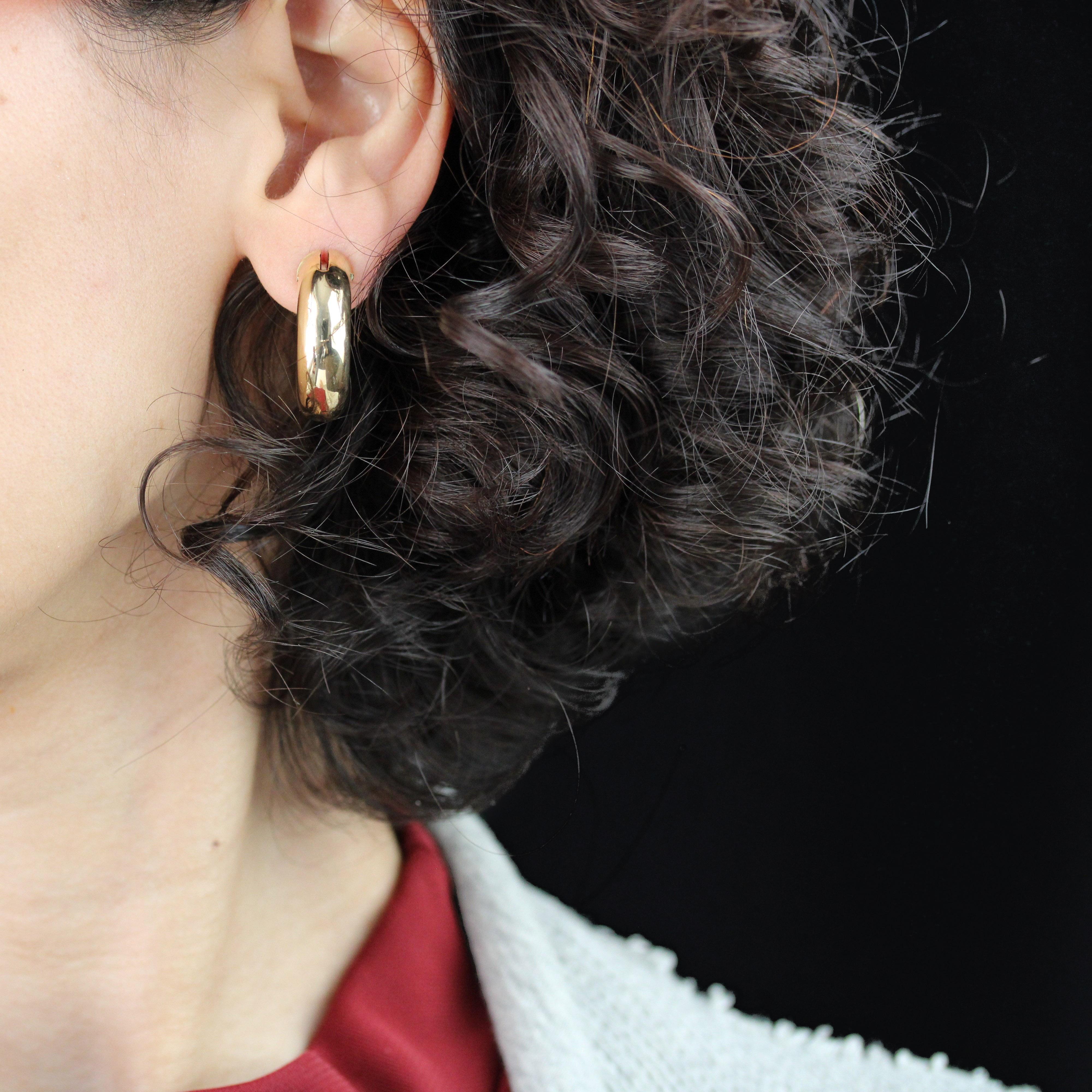 Per le orecchie forate.
Questi grandi orecchini in oro giallo presentano due anelli rotondi e completamente curvi. Il sistema di chiusura consiste in un fermaglio all'interno dell'orecchino che si infila da dietro.
Altezza: 2,5 cm, spessore: 8 mm