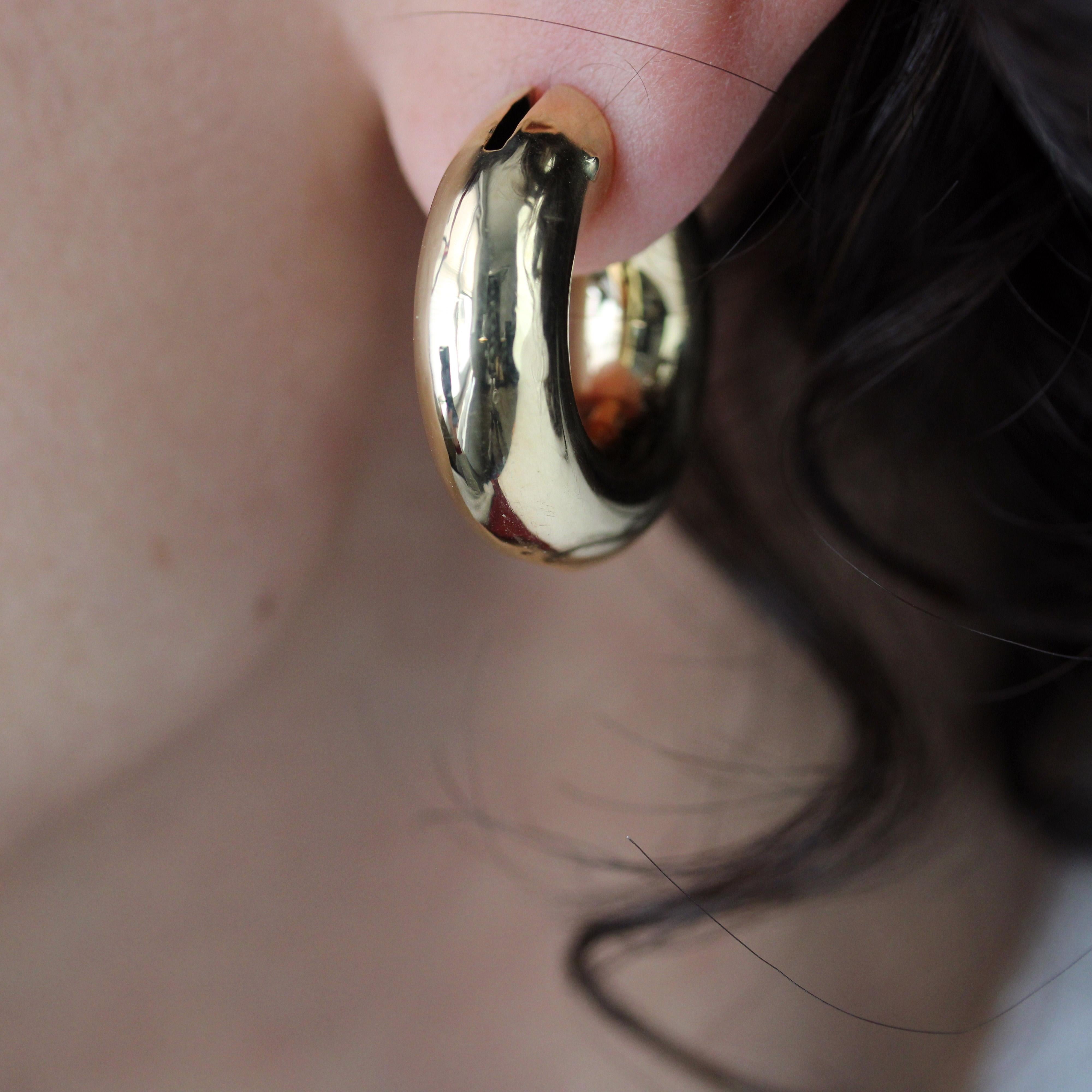 Orecchini moderni francesi a cerchio in oro giallo 18 carati in vendita 3