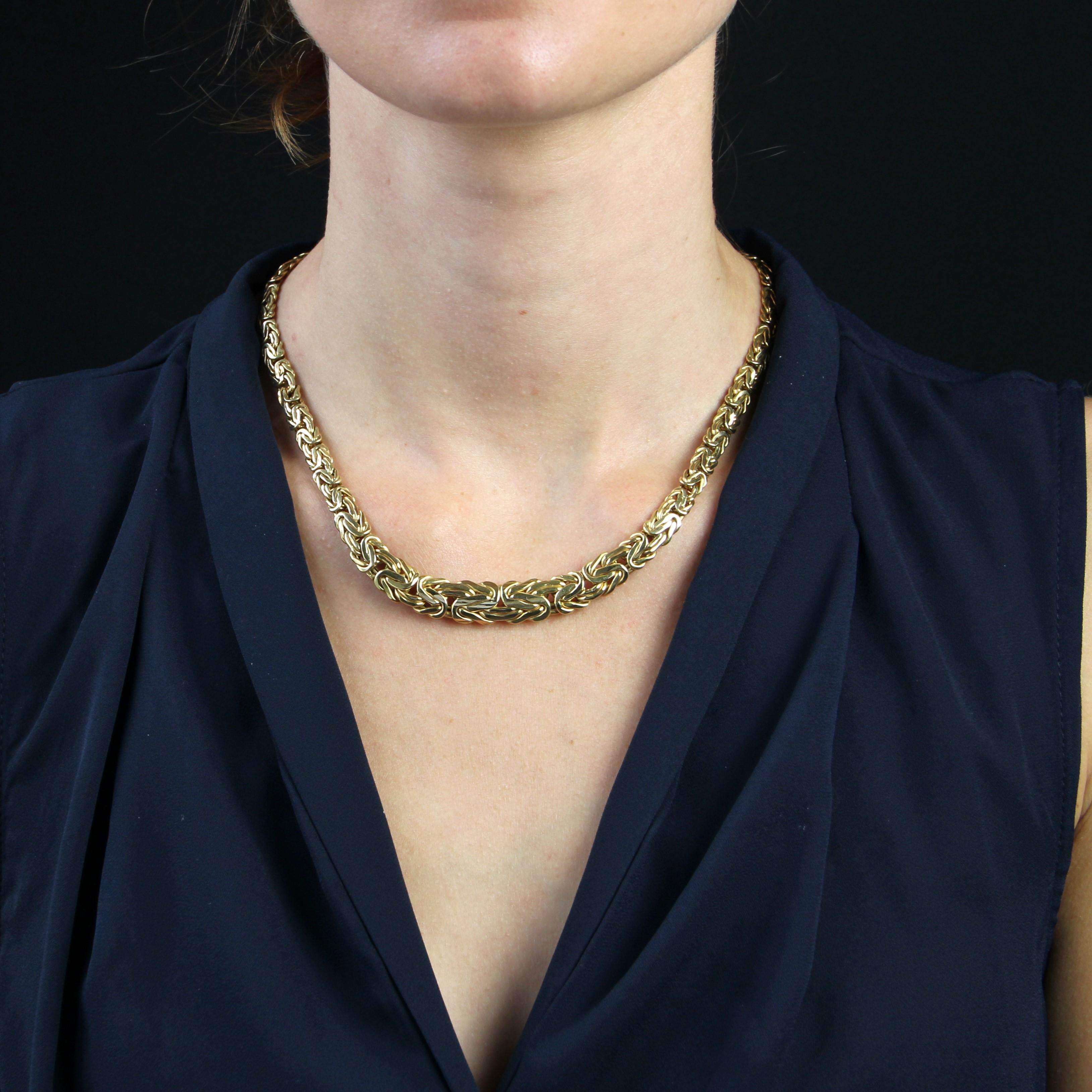 Collana in oro giallo 18 carati, marchio di garanzia Testa d'aquila.
Questa collana d'oro usata è caratterizzata da maglie piatte intrecciate che cadono sul davanti. La chiusura è a moschettone.
Lunghezza: 46,5 cm circa, larghezza: da 7 mm a 11,3 mm