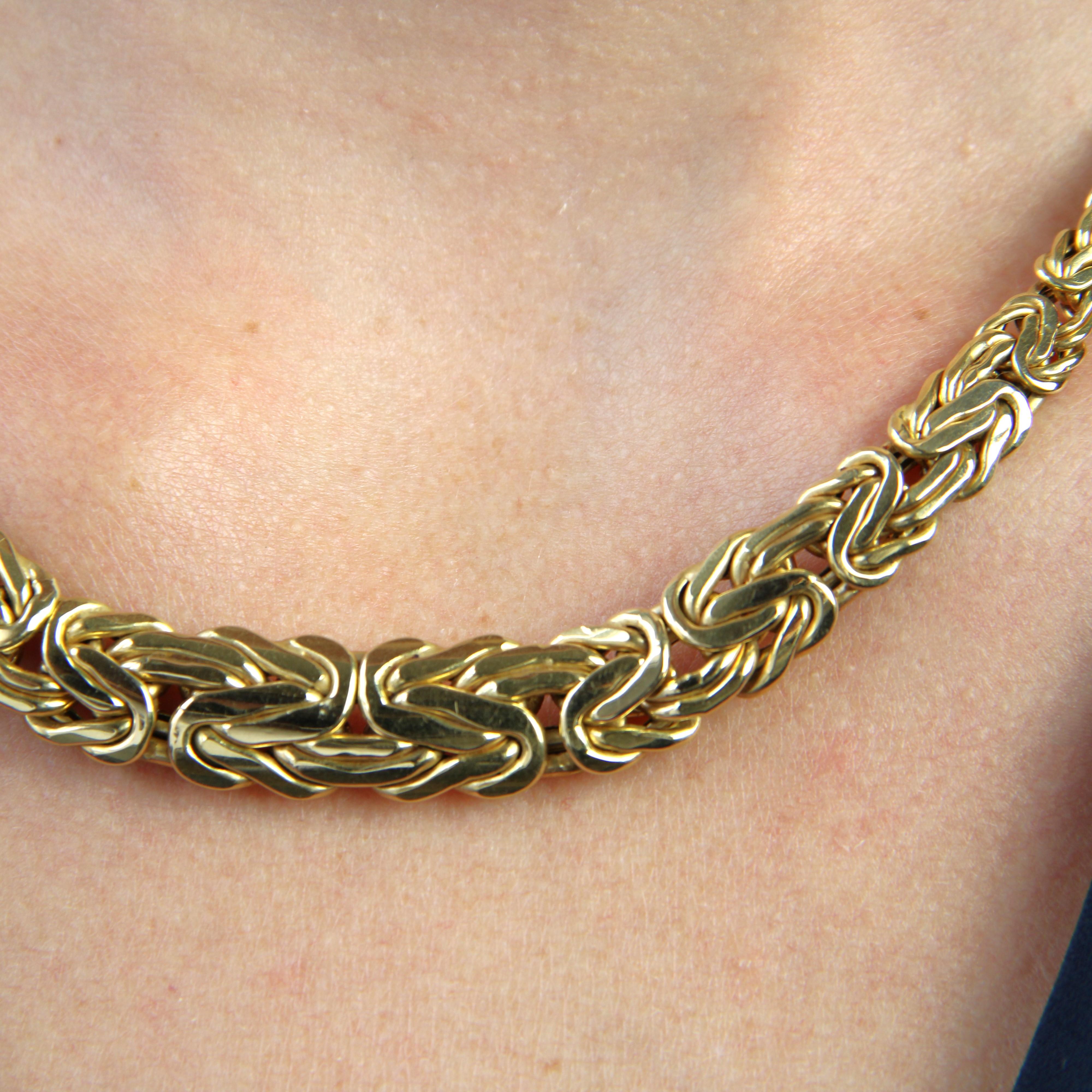 Collana moderna francese a maglia piatta intrecciata in oro giallo 18 carati in vendita 4