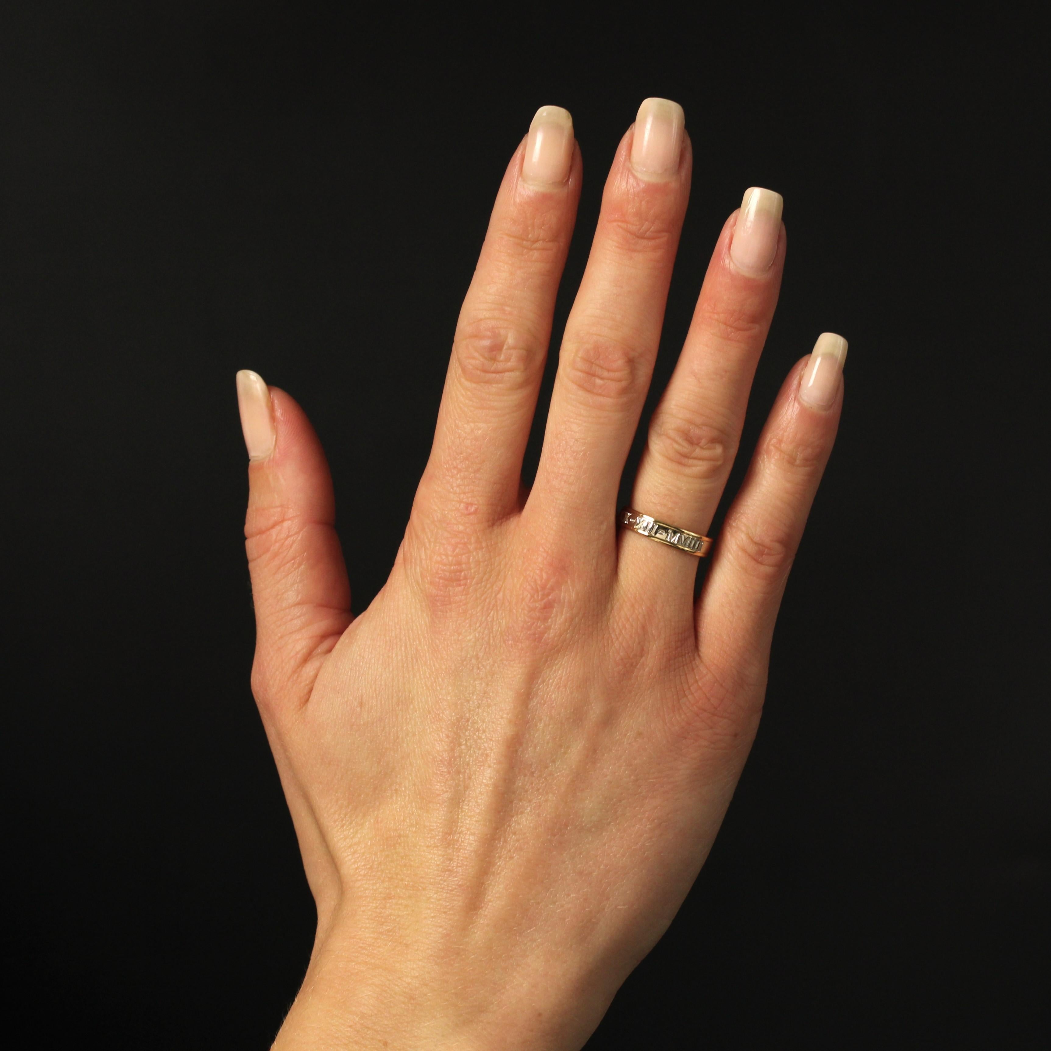 Anello in oro giallo e bianco a 18 carati, con marchio a testa d'aquila.
Fede nuziale incisa a 2 ori, bordata in oro giallo e centrata in oro bianco, con incisa all'esterno la data 20-12-2003 in numeri romani, all'interno in oro giallo l'incisione