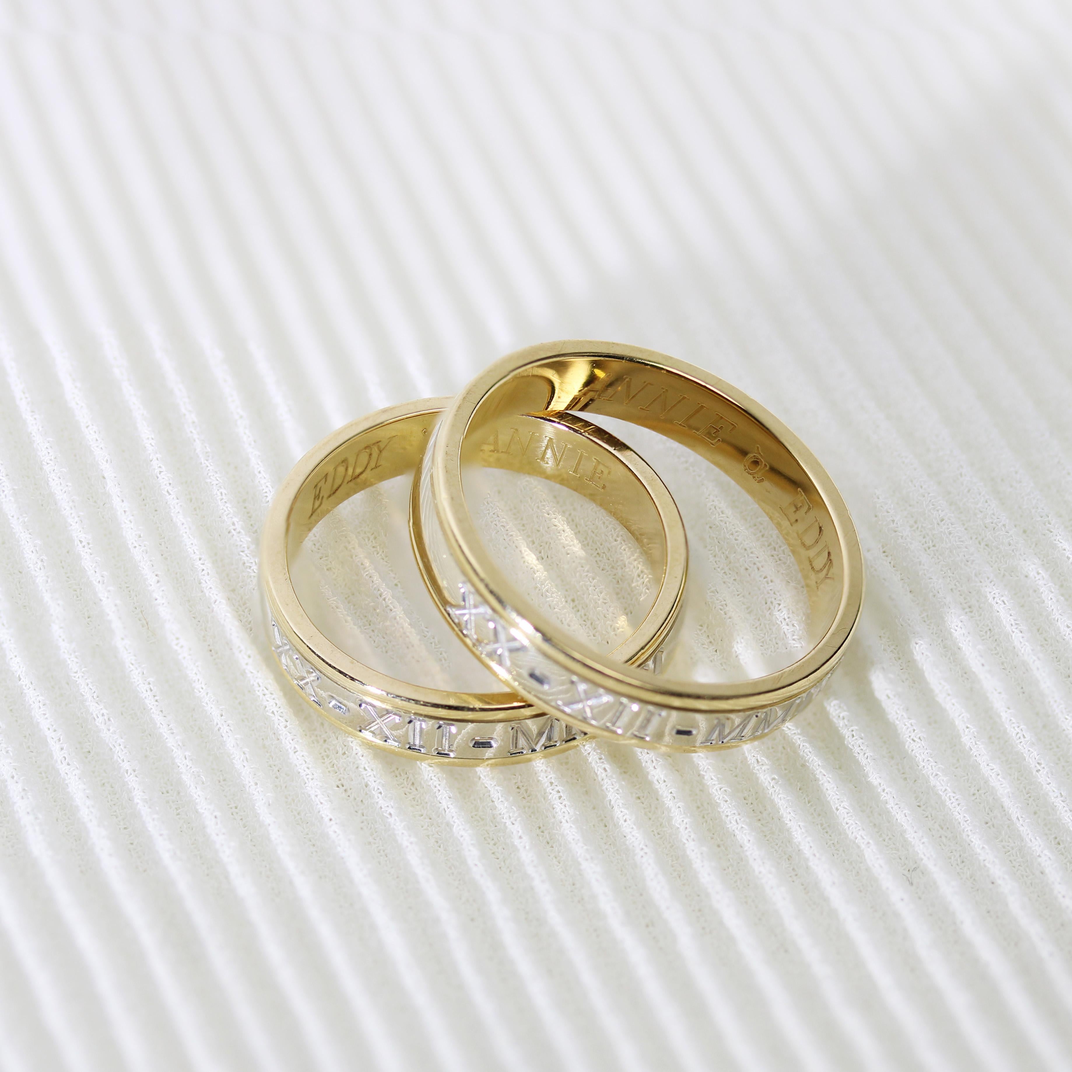 Moderno Anello moderno francese in oro giallo bianco 18 carati con incisione per uomo in vendita