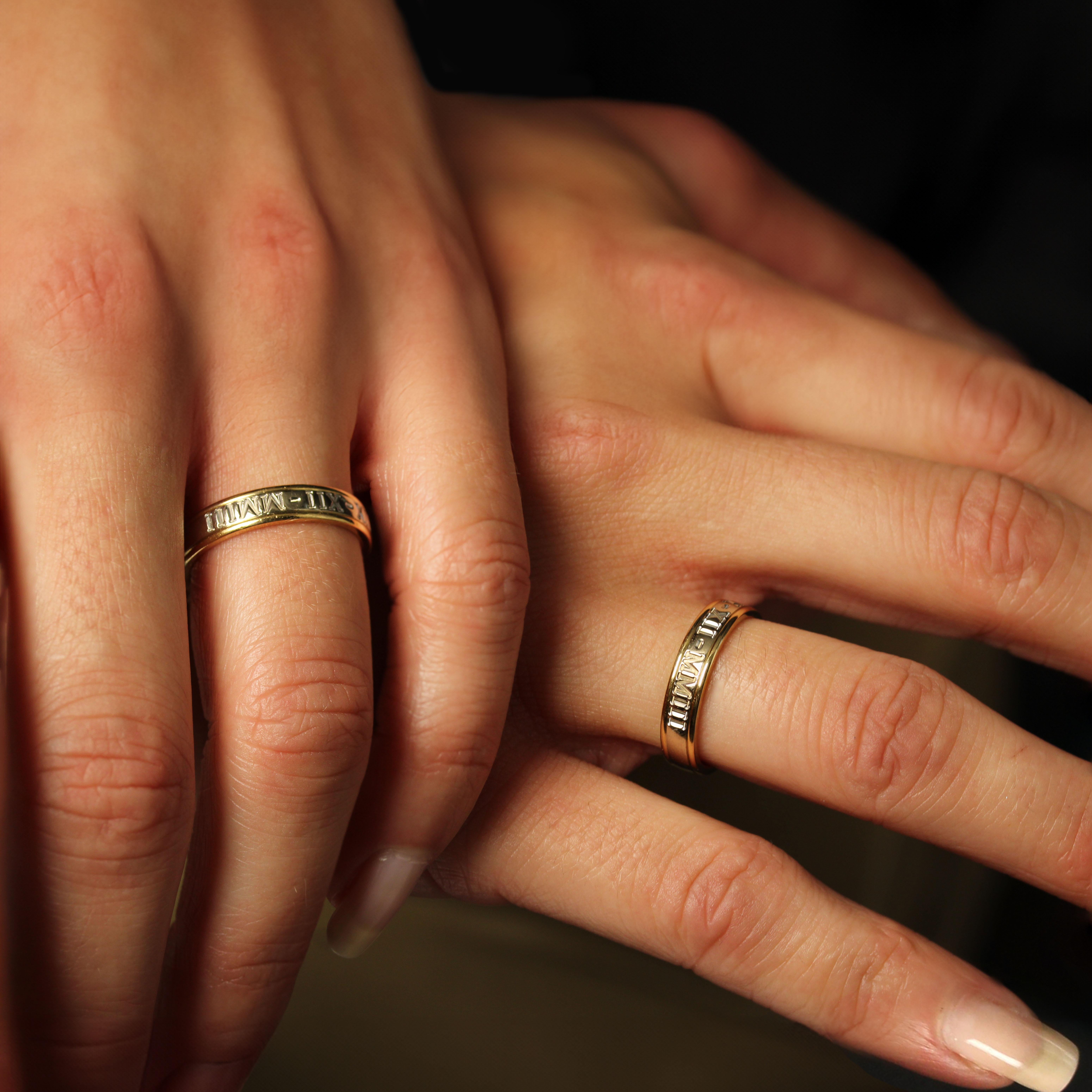 Anello moderno francese in oro giallo bianco 18 carati con incisione per uomo in vendita 3