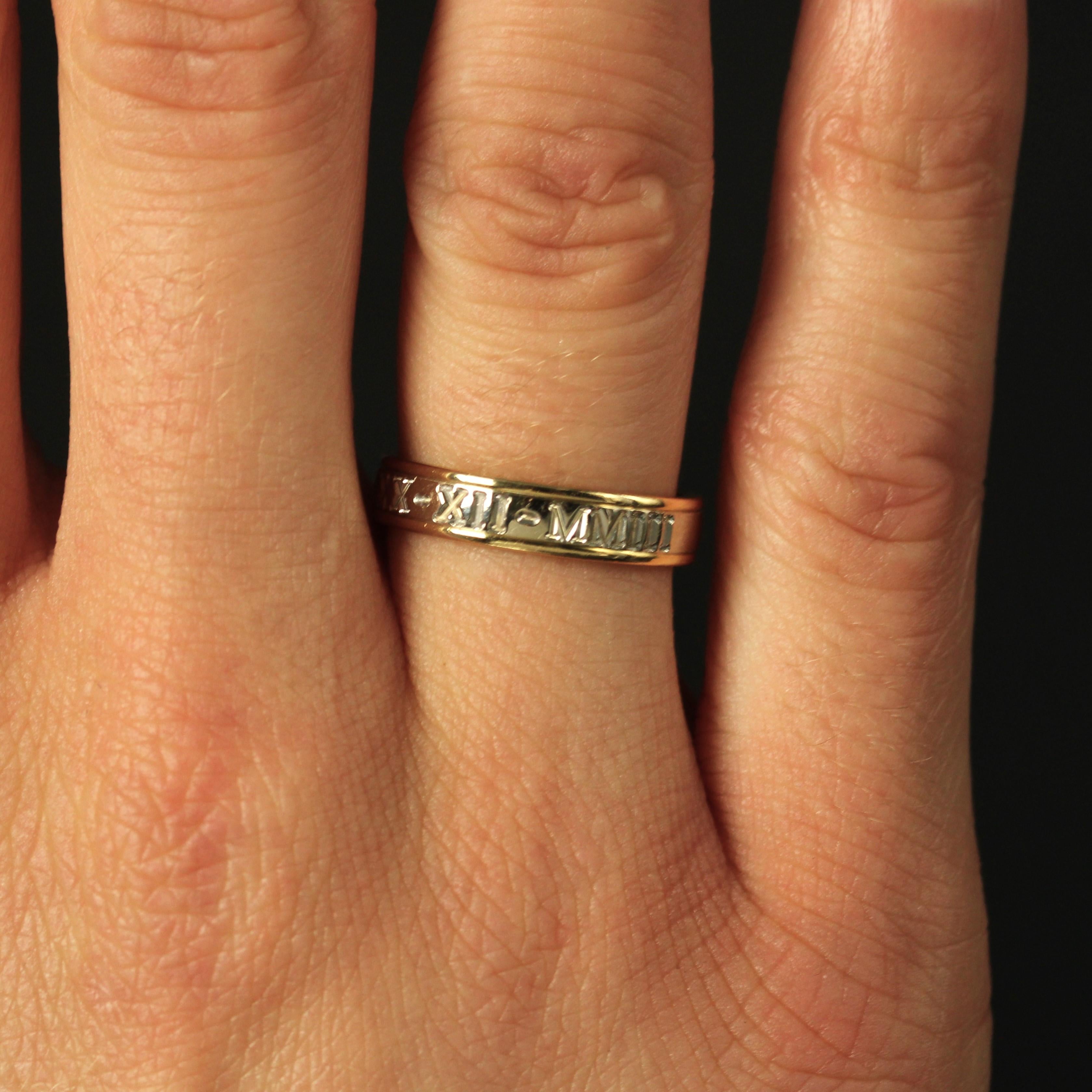 Bague femme moderne française gravée en or jaune et blanc 18 carats Pour femmes en vente