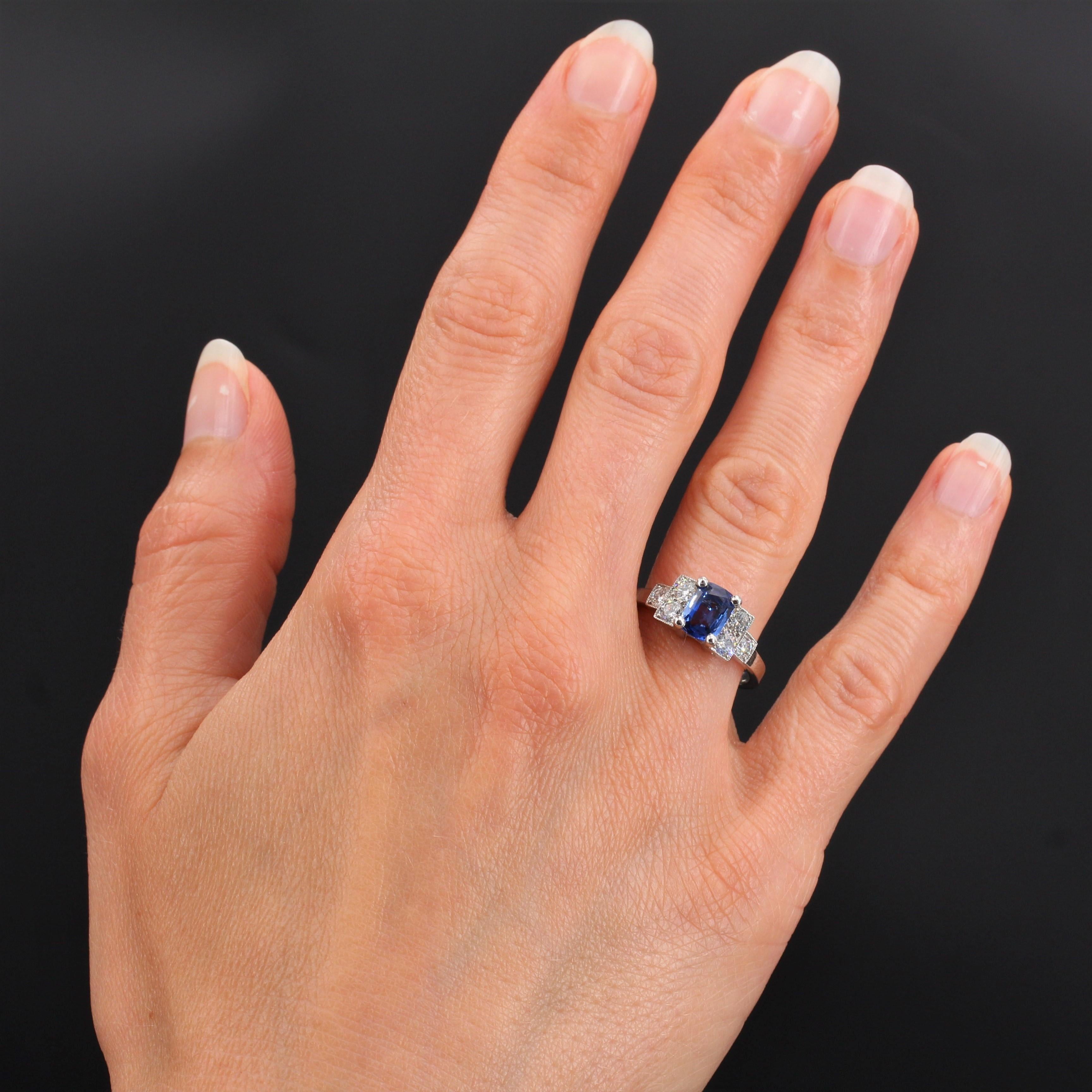Ring in platinum.
This lovely art deco ring is set with a cushion-cut sapphire, set in four claws, with 2 x 3 modern brilliant-cut diamonds on either side in a stepped pattern.
Weight of the sapphire : 2.03 carat approximately.
Total weight of the