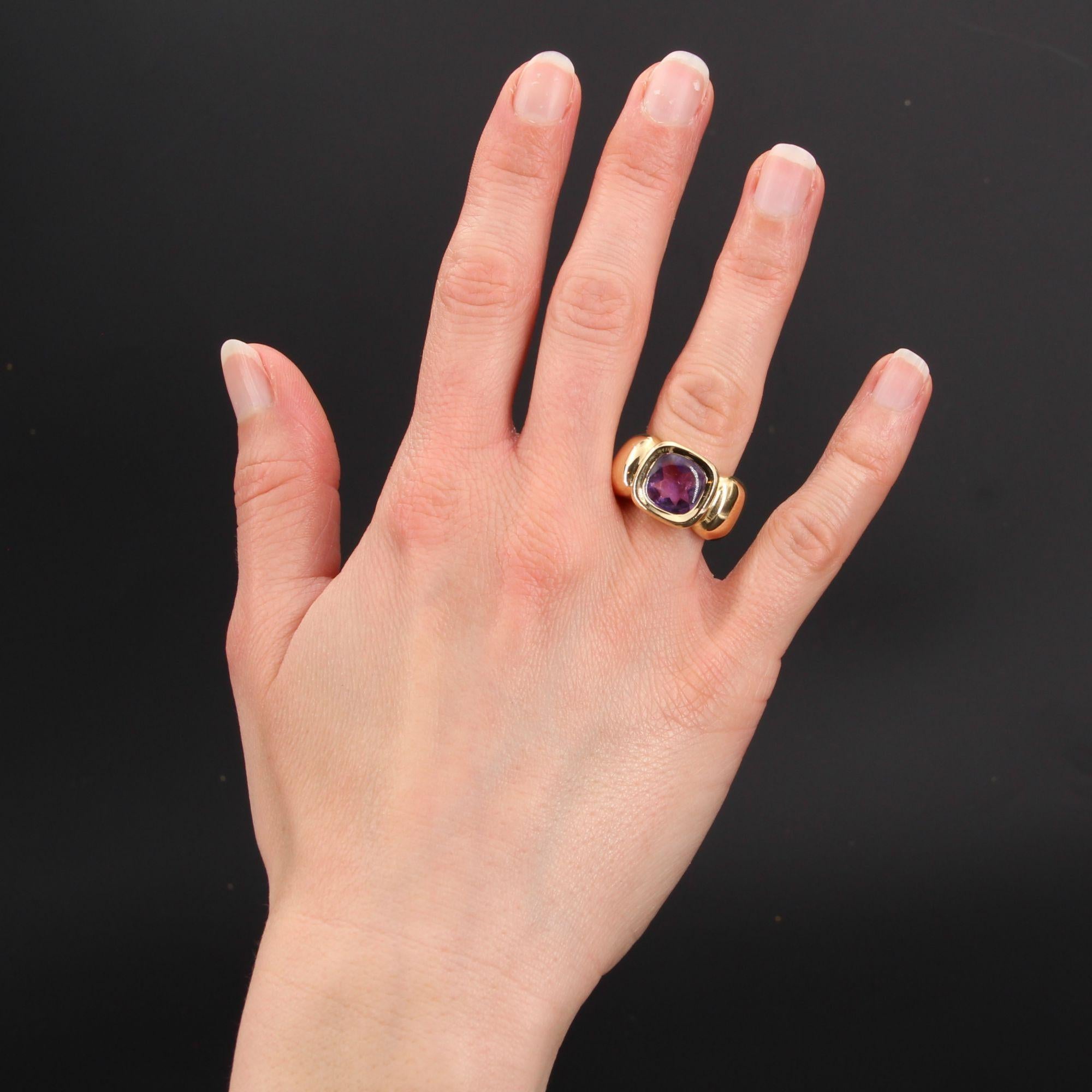 Ring in 18 karat yellow gold, eagle head hallmark.
Important gold ring, it is decorated on its top within a closed setting of square form, of a whistle amethyst. On both sides the start of the ring is wide and curved.
Weight of the amethyst : about