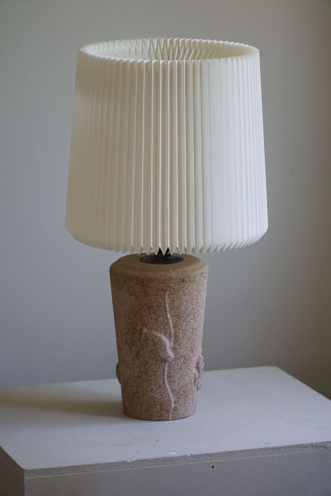 Lampe de table moderne française en pierre avec motifs d'éléphants, 1970 en vente 3