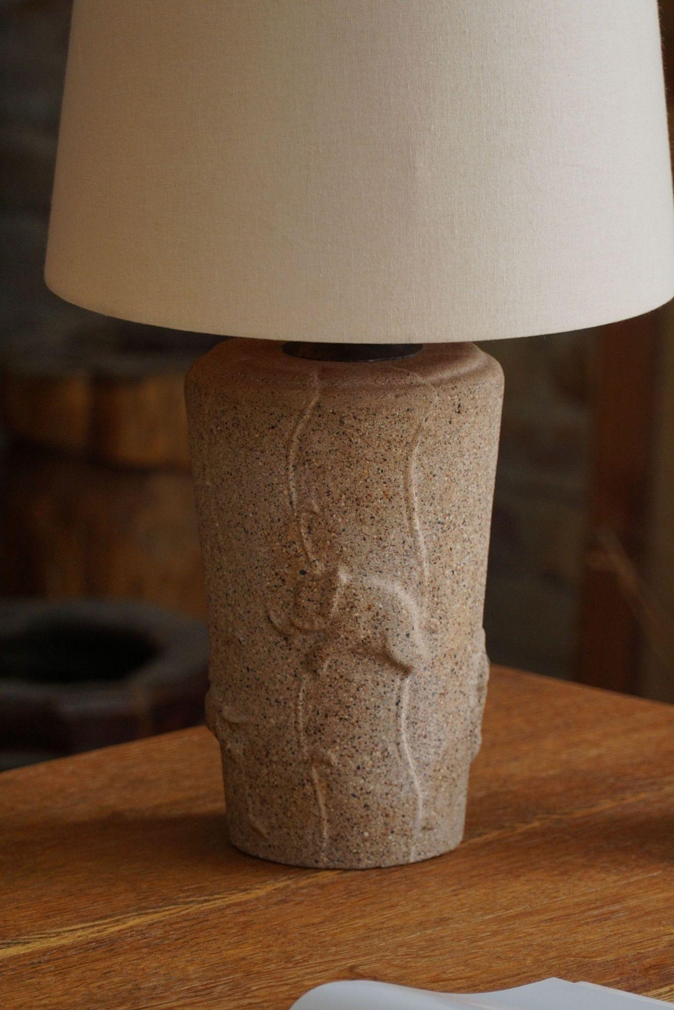 Français Lampe de table moderne française en pierre avec motifs d'éléphants, 1970 en vente