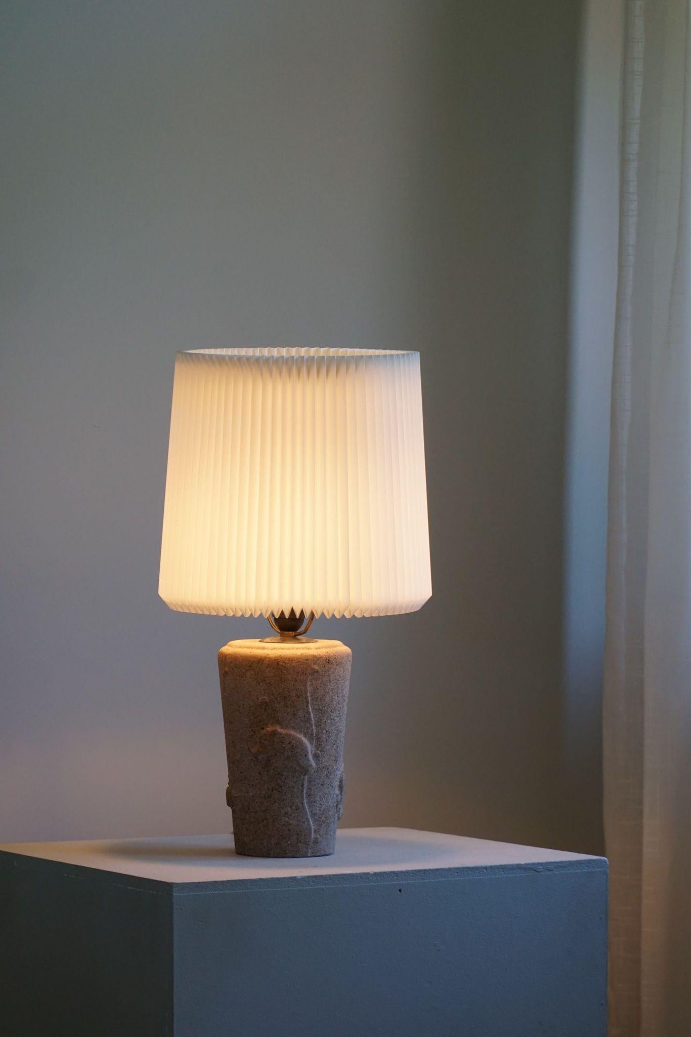 20ième siècle Lampe de table moderne française en pierre avec motifs d'éléphants, 1970 en vente