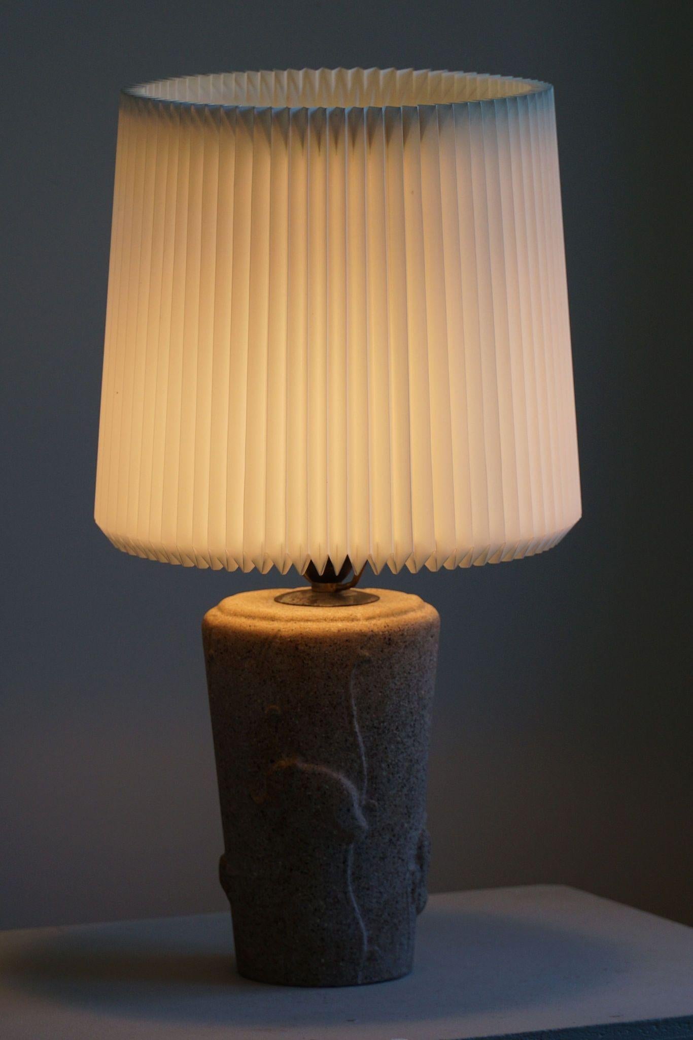Pierre Lampe de table moderne française en pierre avec motifs d'éléphants, 1970 en vente