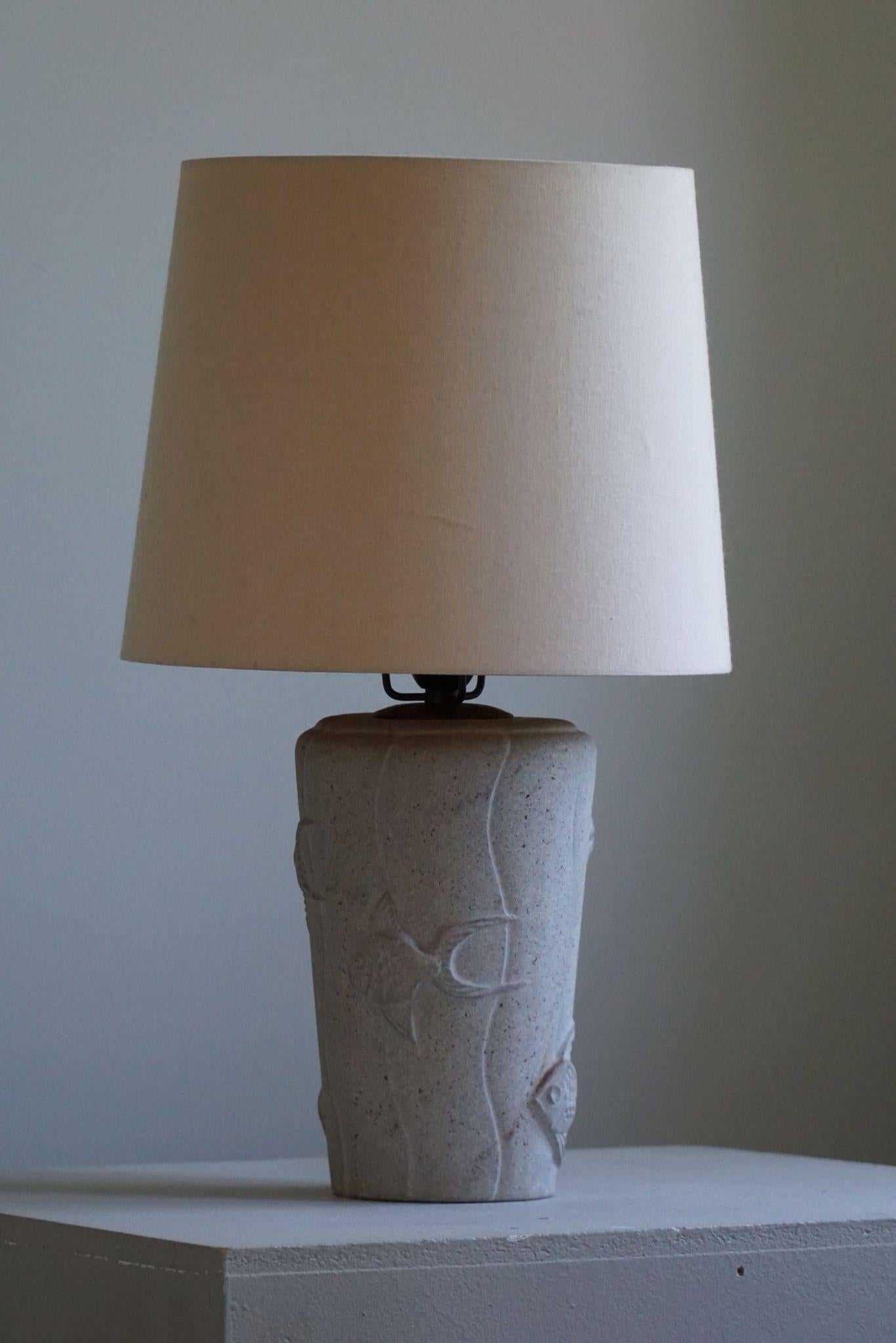 Lampe de table moderne française en pierre avec motifs de poissons, 1970 en vente 3