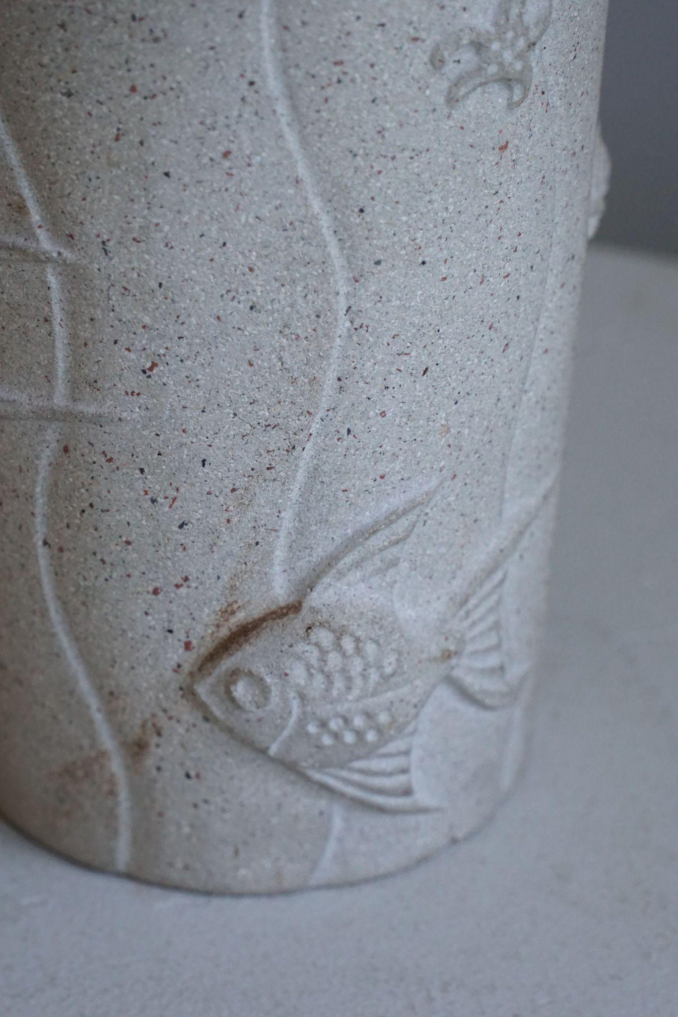 Lampe de table moderne française en pierre avec motifs de poissons, 1970 en vente 5