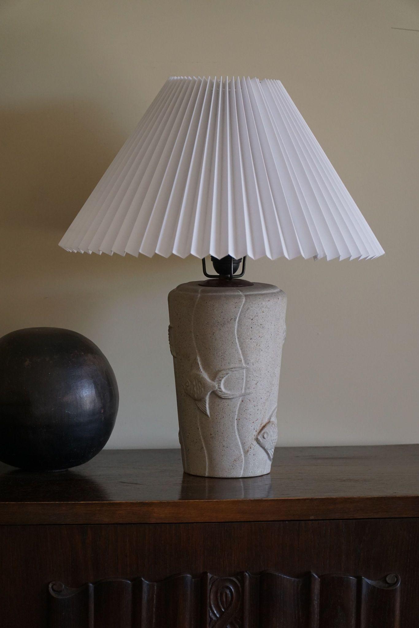 Lampe de table moderne française en pierre avec motifs de poissons, 1970 en vente 9