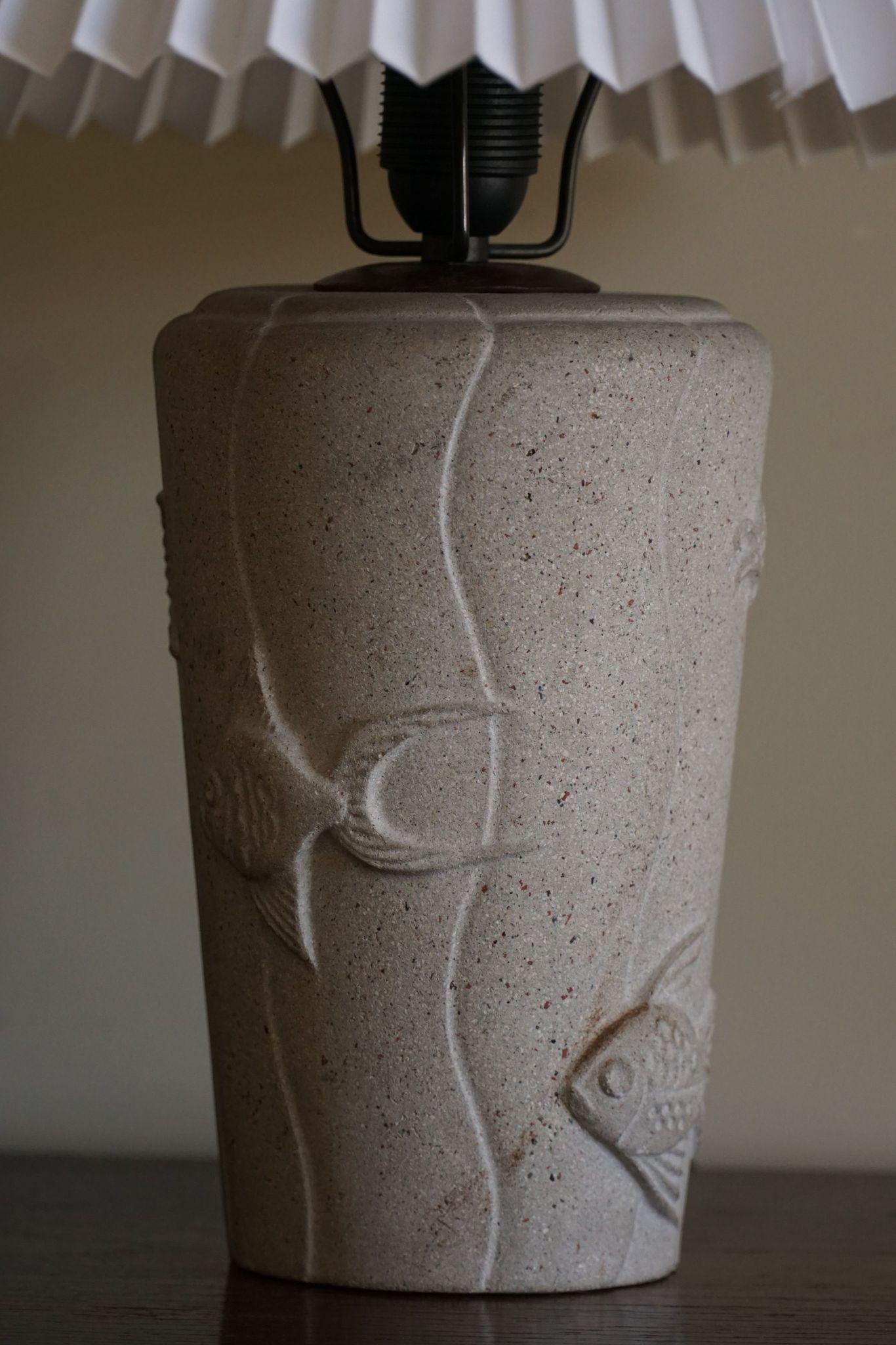 Lampe de table moderne française en pierre avec motifs de poissons, 1970 en vente 10