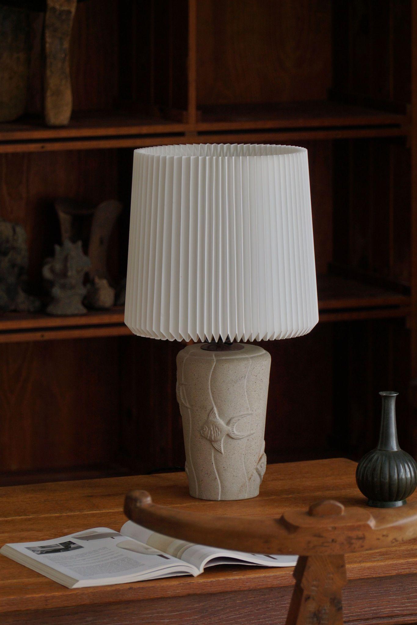 Art déco Lampe de table moderne française en pierre avec motifs de poissons, 1970 en vente