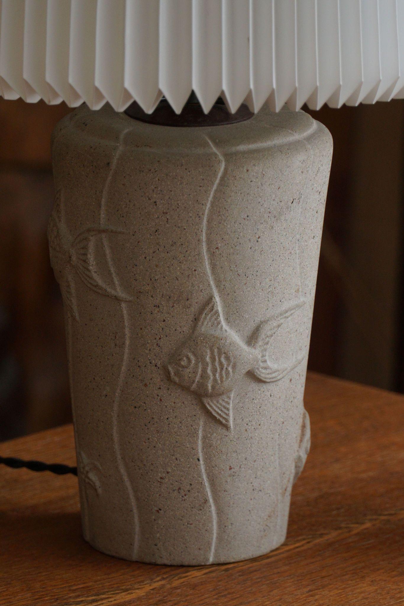 Français Lampe de table moderne française en pierre avec motifs de poissons, 1970 en vente