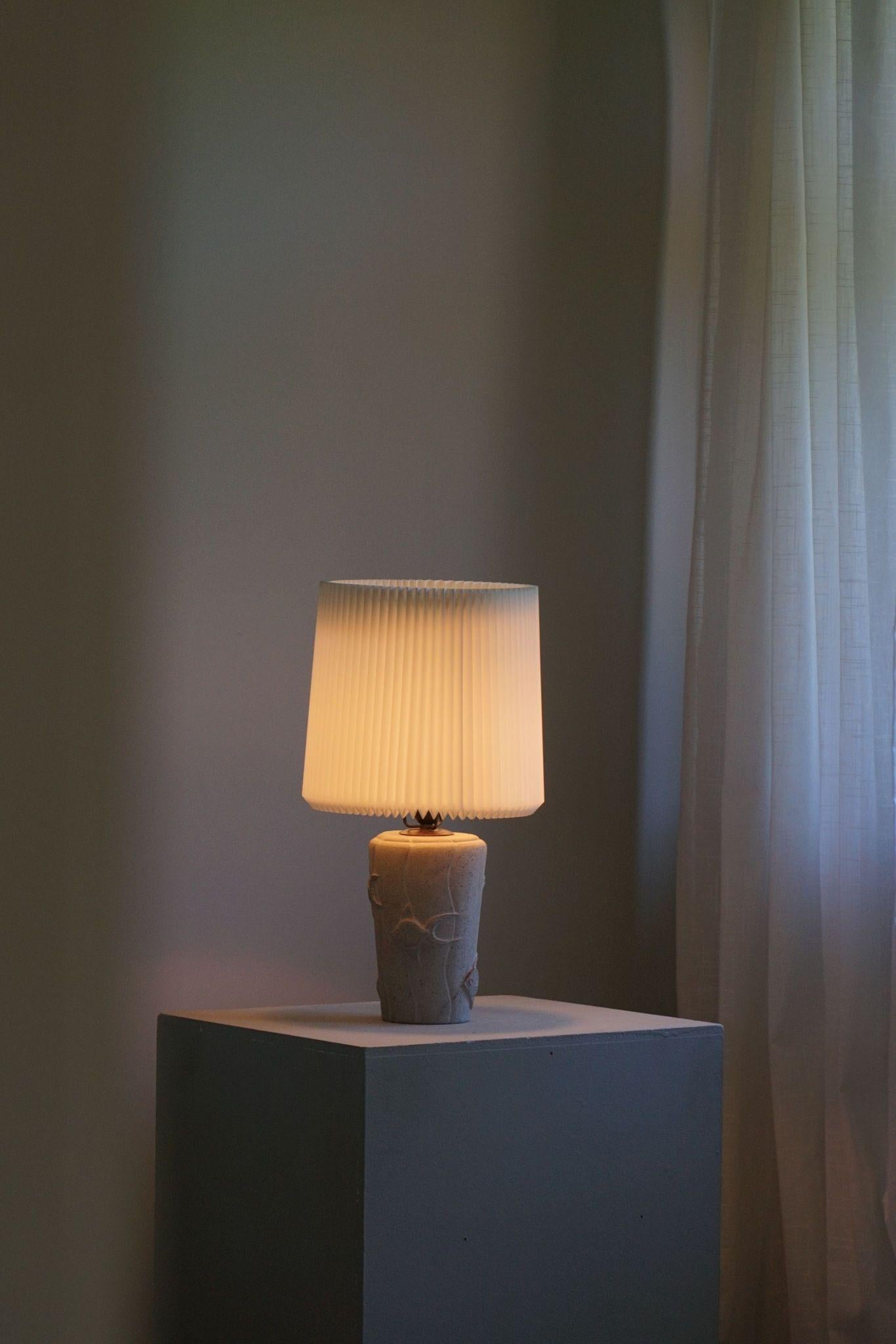 20ième siècle Lampe de table moderne française en pierre avec motifs de poissons, 1970 en vente