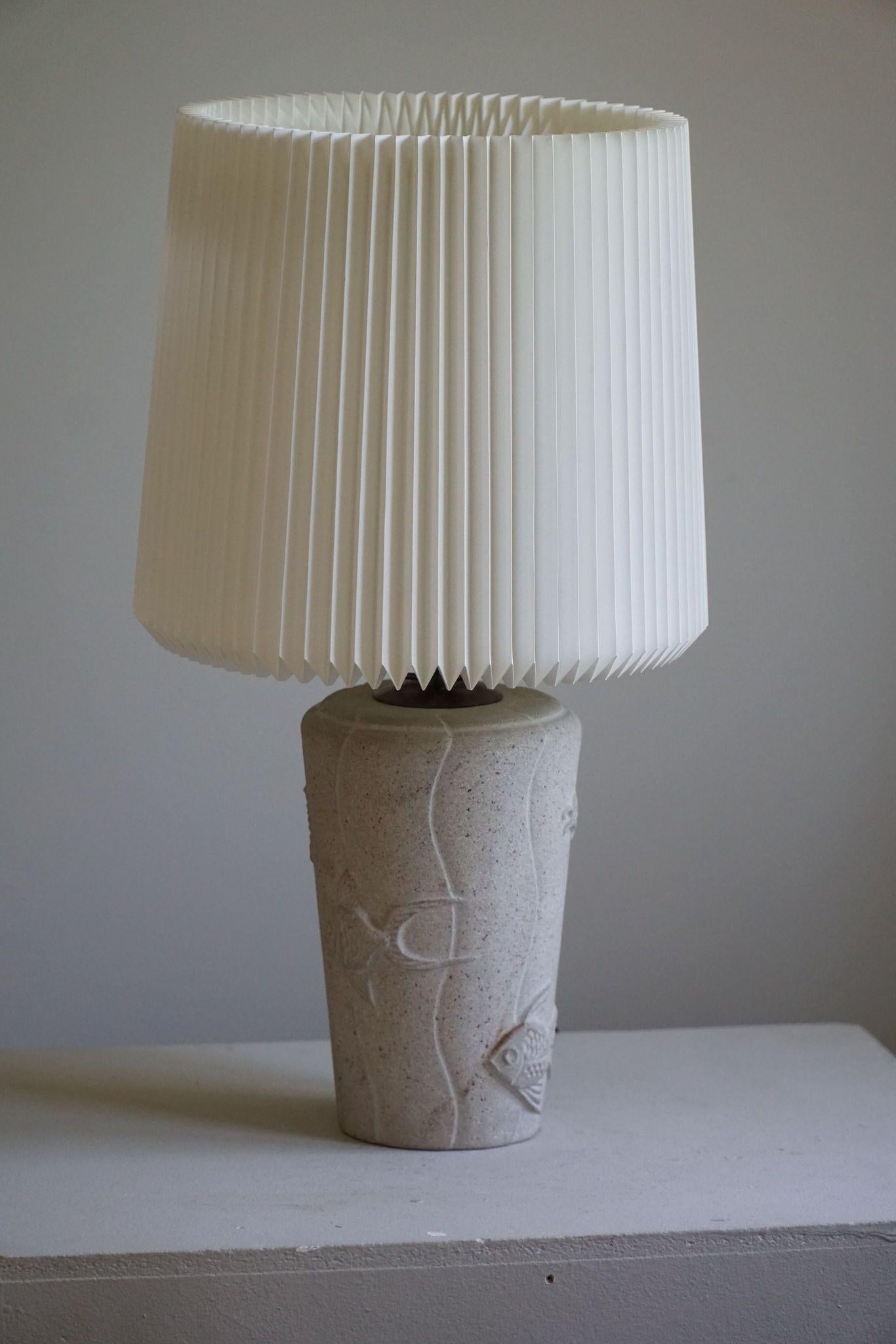 Pierre Lampe de table moderne française en pierre avec motifs de poissons, 1970 en vente