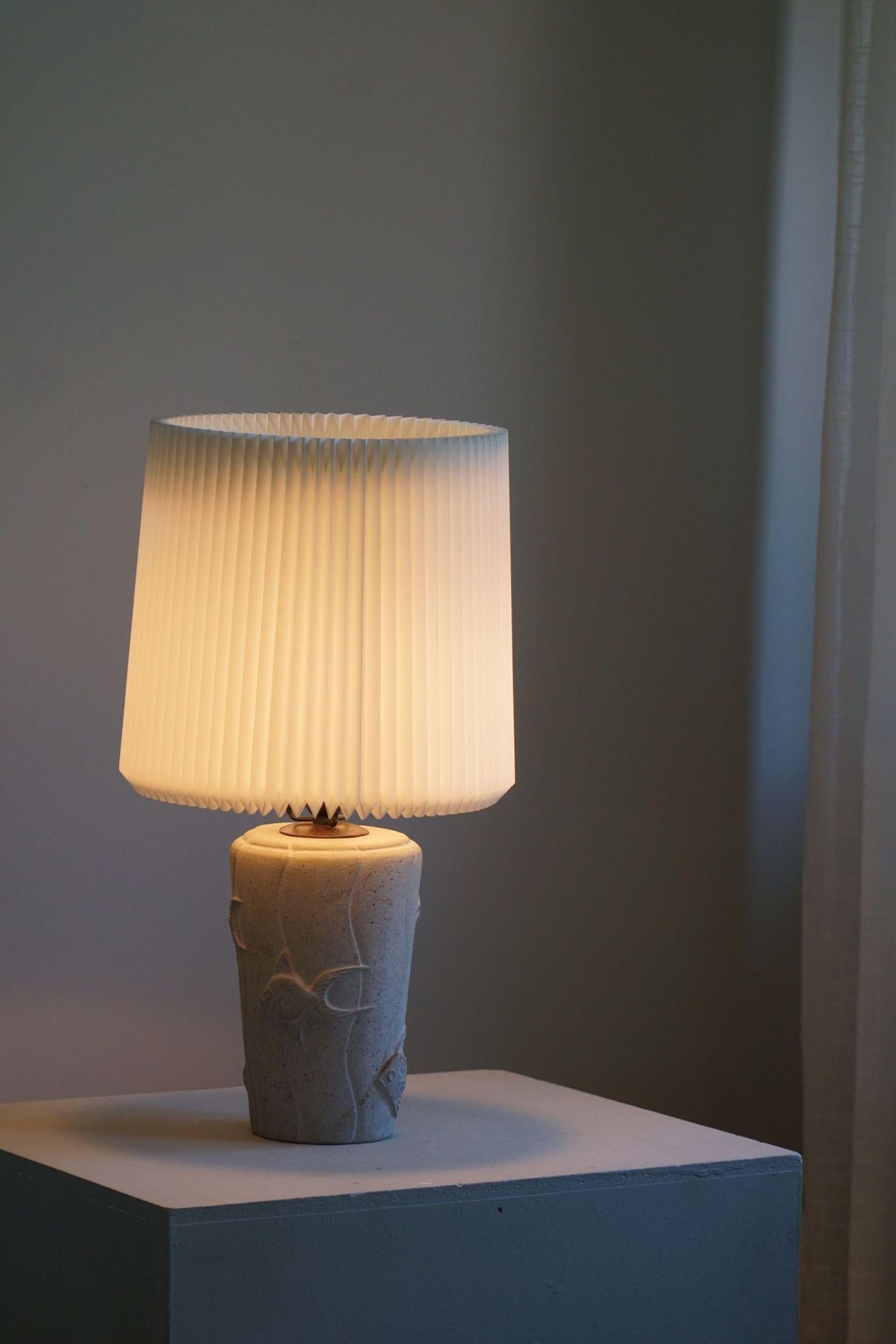 Lampe de table moderne française en pierre avec motifs de poissons, 1970 en vente 1