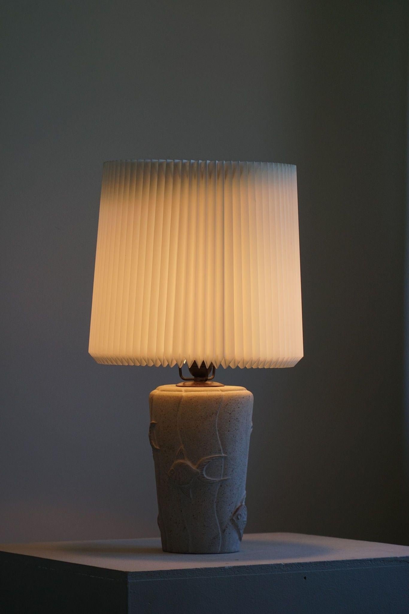 Lampe de table moderne française en pierre avec motifs de poissons, 1970 en vente 2