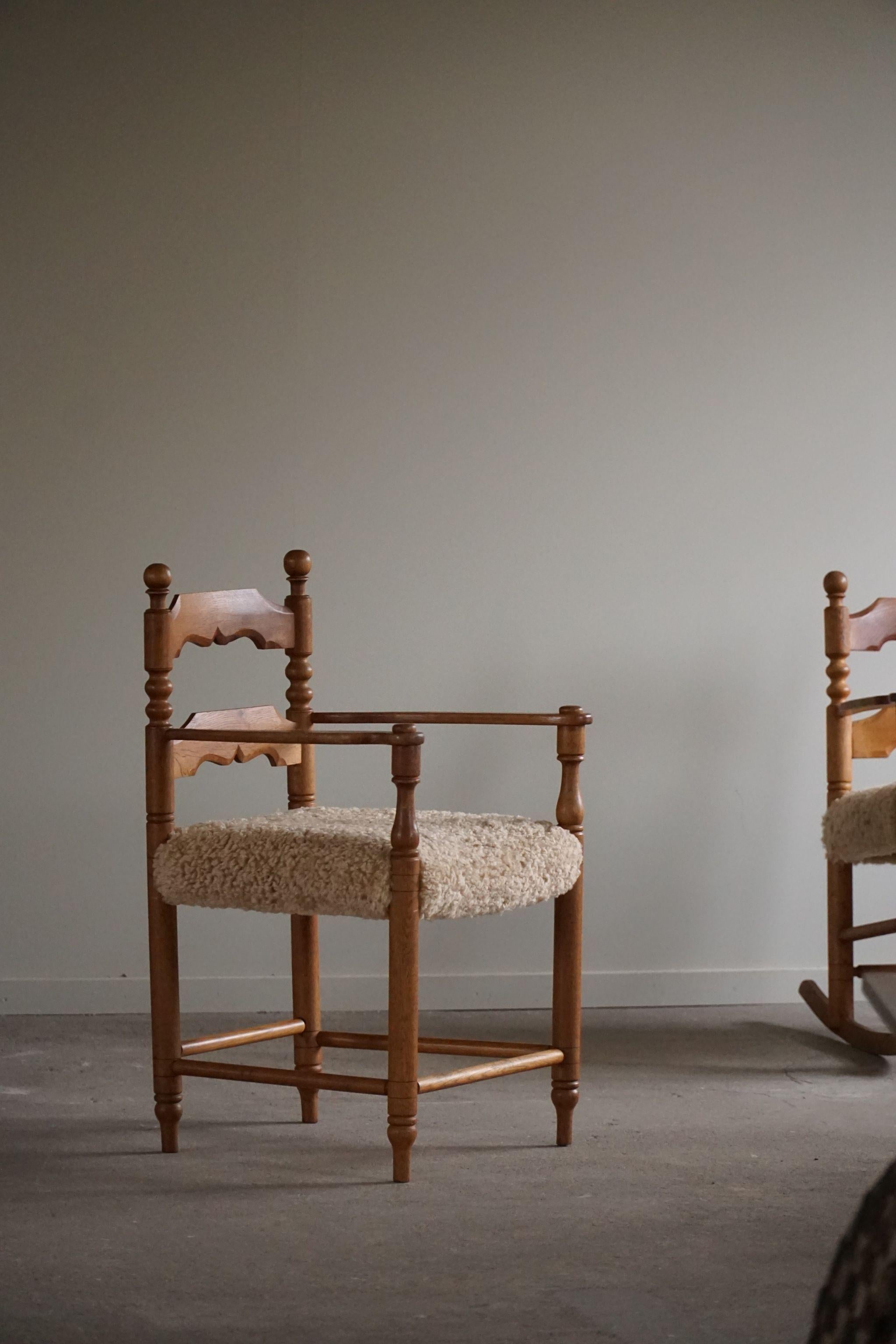 Dieser moderne französische Sessel aus massivem Eichenholz, der an den ikonischen Stil von Charles Dudouyt aus den 1950er Jahren erinnert, bietet eine harmonische Verbindung von Form und Funktion. Aus robustem Eichenholz gefertigt, strahlen seine