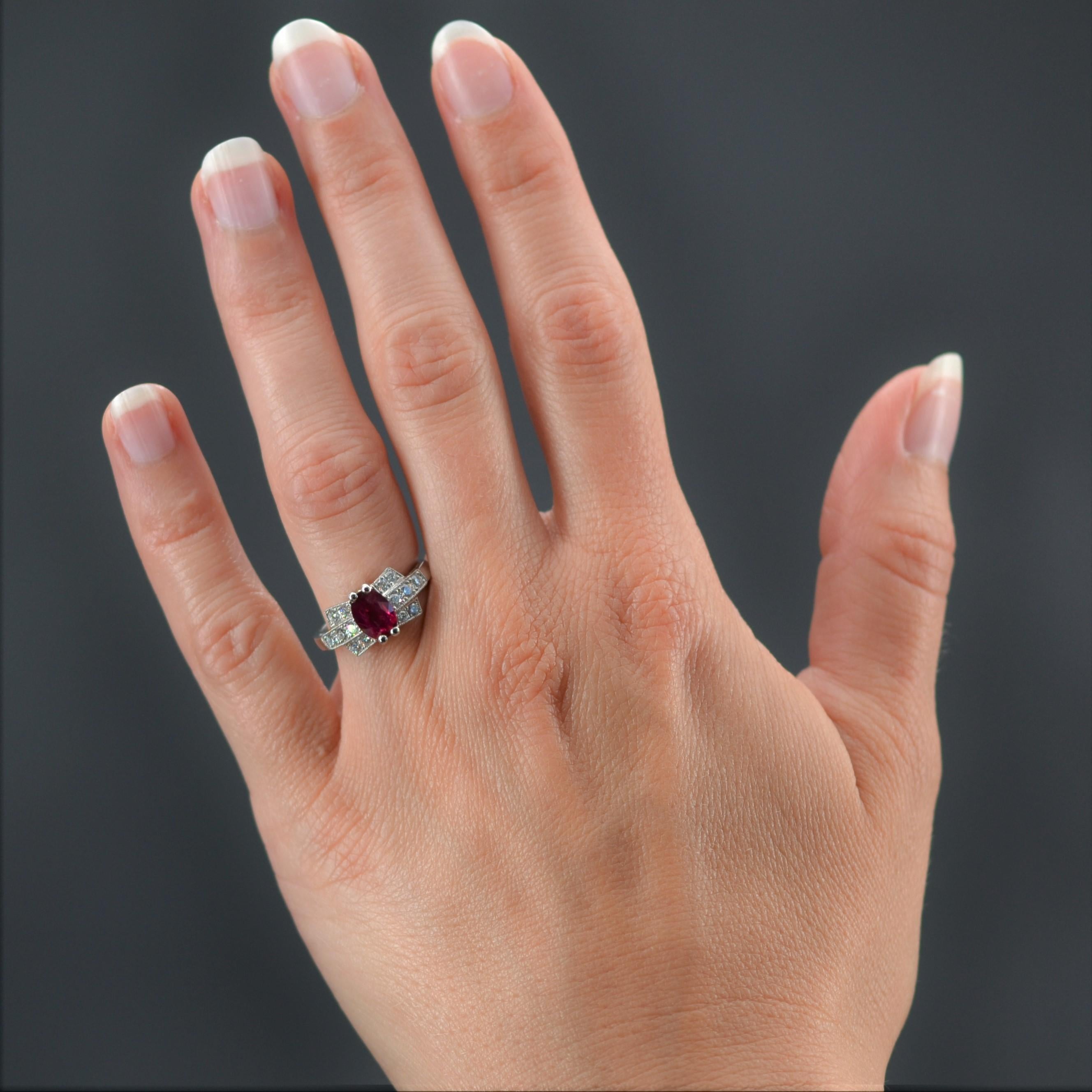 Ring in platinum, dog head hallmark.
Superb ring inspired by art deco, it is set with claws of an oval ruby. On both sides, a geometric decoration is formed by 3 lines of modern brilliant- cut diamonds.
Total weight of the ruby : about 1.11 carat,