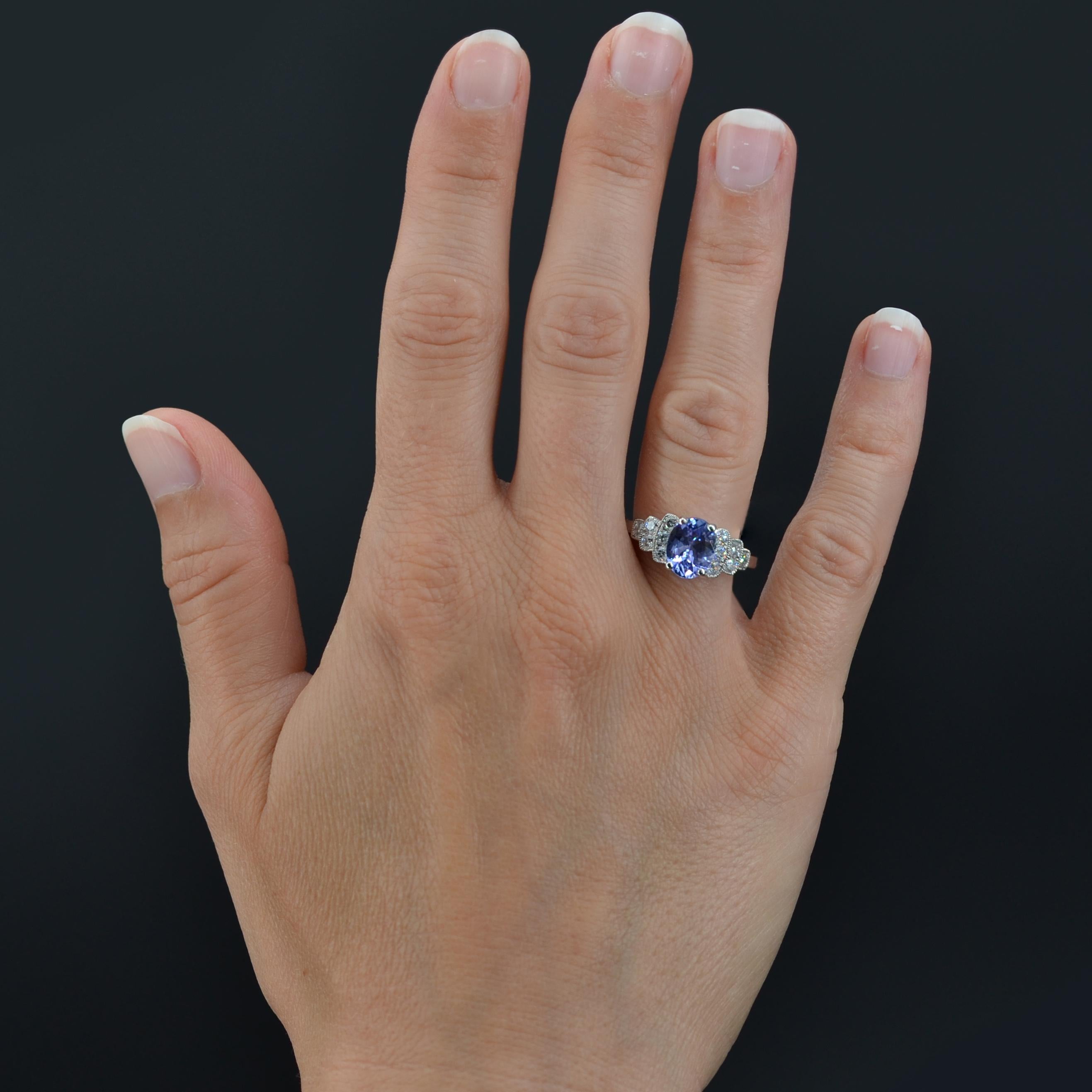 Ring in platinum, dog head hallmark.
Art Deco style ring, it is set with claws of an oval tanzanite with 2 x 6 modern brilliant- cut diamonds on a staircase decoration.
Total weight of the tanzanite : about 1.74 carat, total weight of the diamonds :