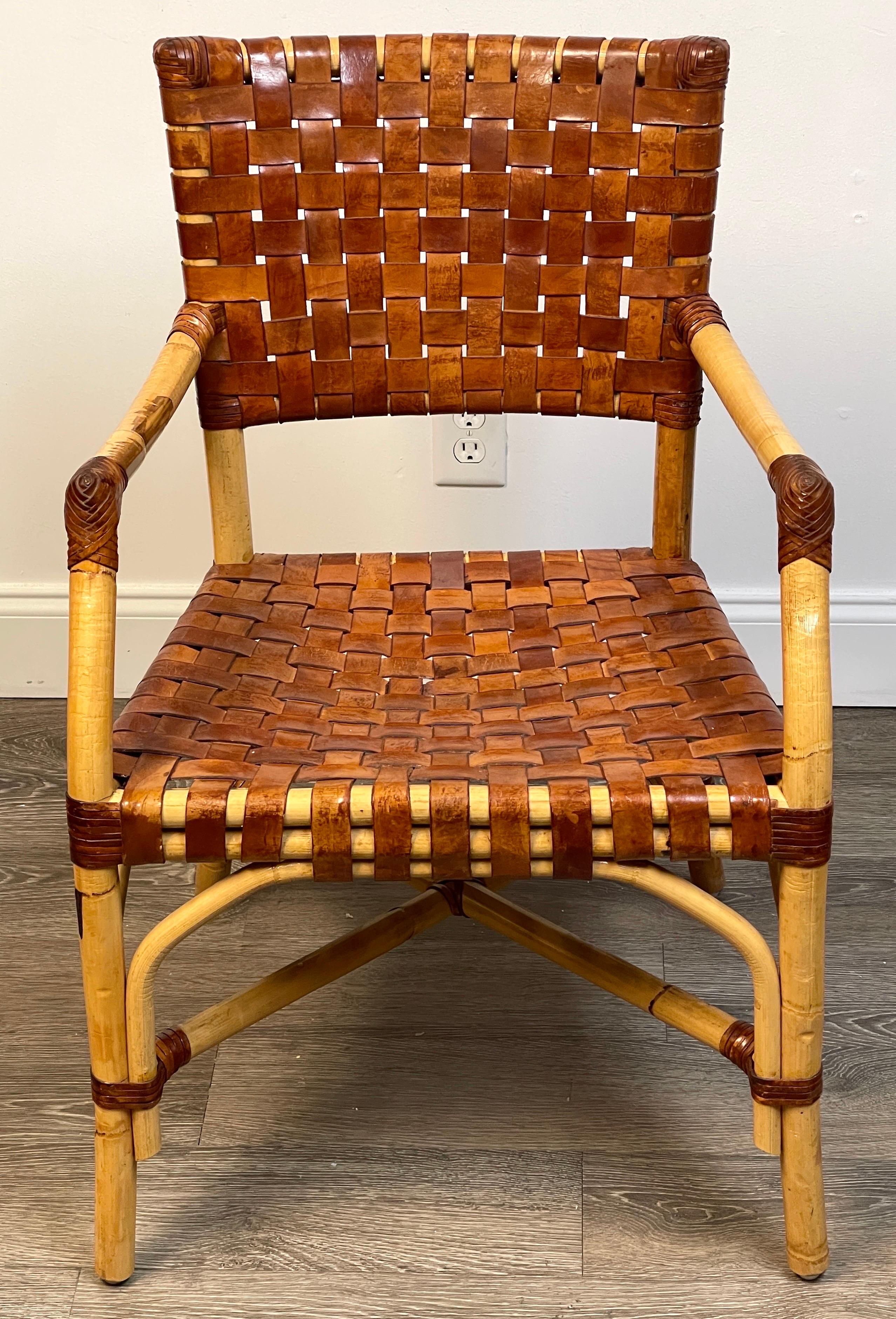 Fauteuil moderne français en bambou et cuir de selle tissé, vers les années 1960 en vente 4