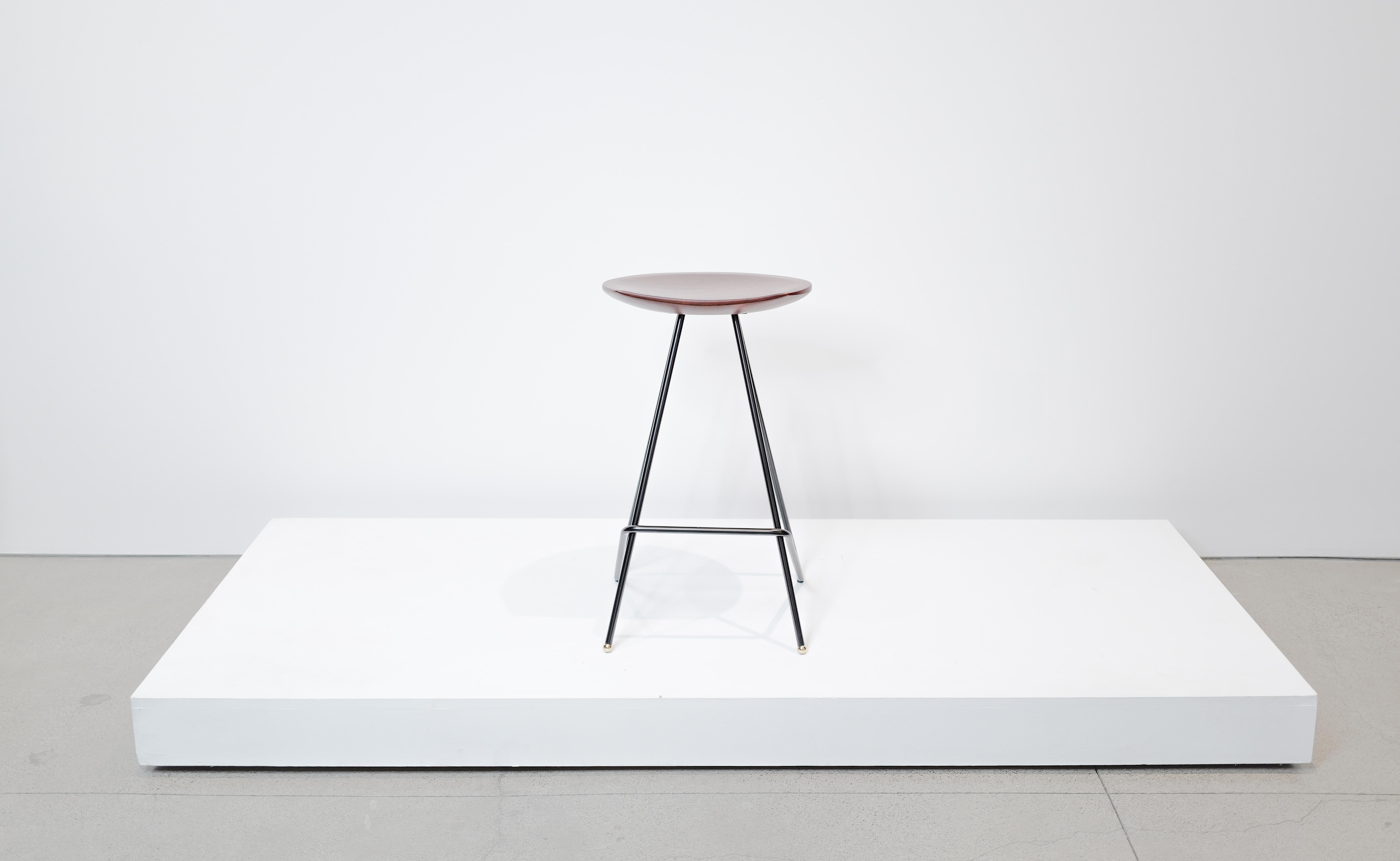 Los taburetes de bar French Modern combinan la fuerza industrial con la calidez natural, con una estructura de metal y asientos de nogal. El diseño equilibra las líneas elegantes y minimalistas con la riqueza orgánica de la madera, creando una pieza