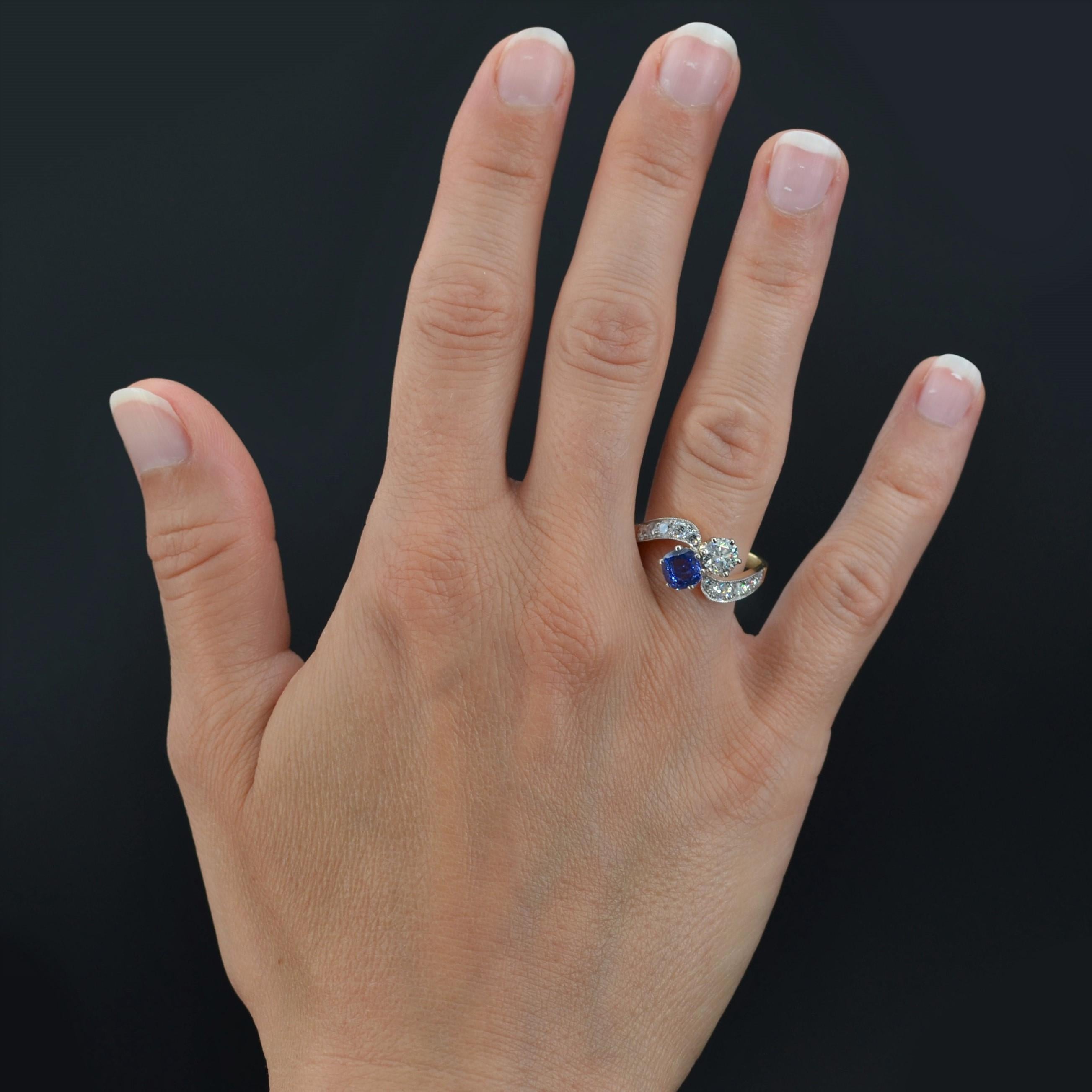 Ring in 18 karat yellow gold, eagle head hallmark and platinum, dog head hallmark.
Beautiful you and me antique style ring, it is decorated with a cushion- cut sapphire and a modern brilliant- cut diamond. The start of the ring is formed by a curve