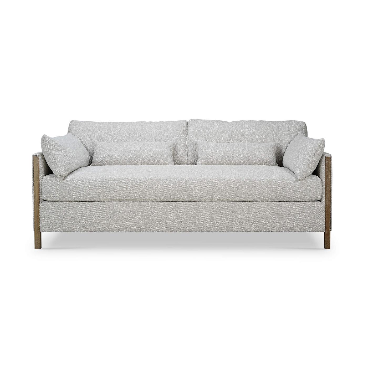 Questo splendido divano è caratterizzato da una struttura elegante e moderna rivestita in pregiato tessuto boucle sabbia. Gli accenti in legno massiccio, rifiniti in un ricco color paglierino, aggiungono calore e raffinatezza, rendendo questo divano