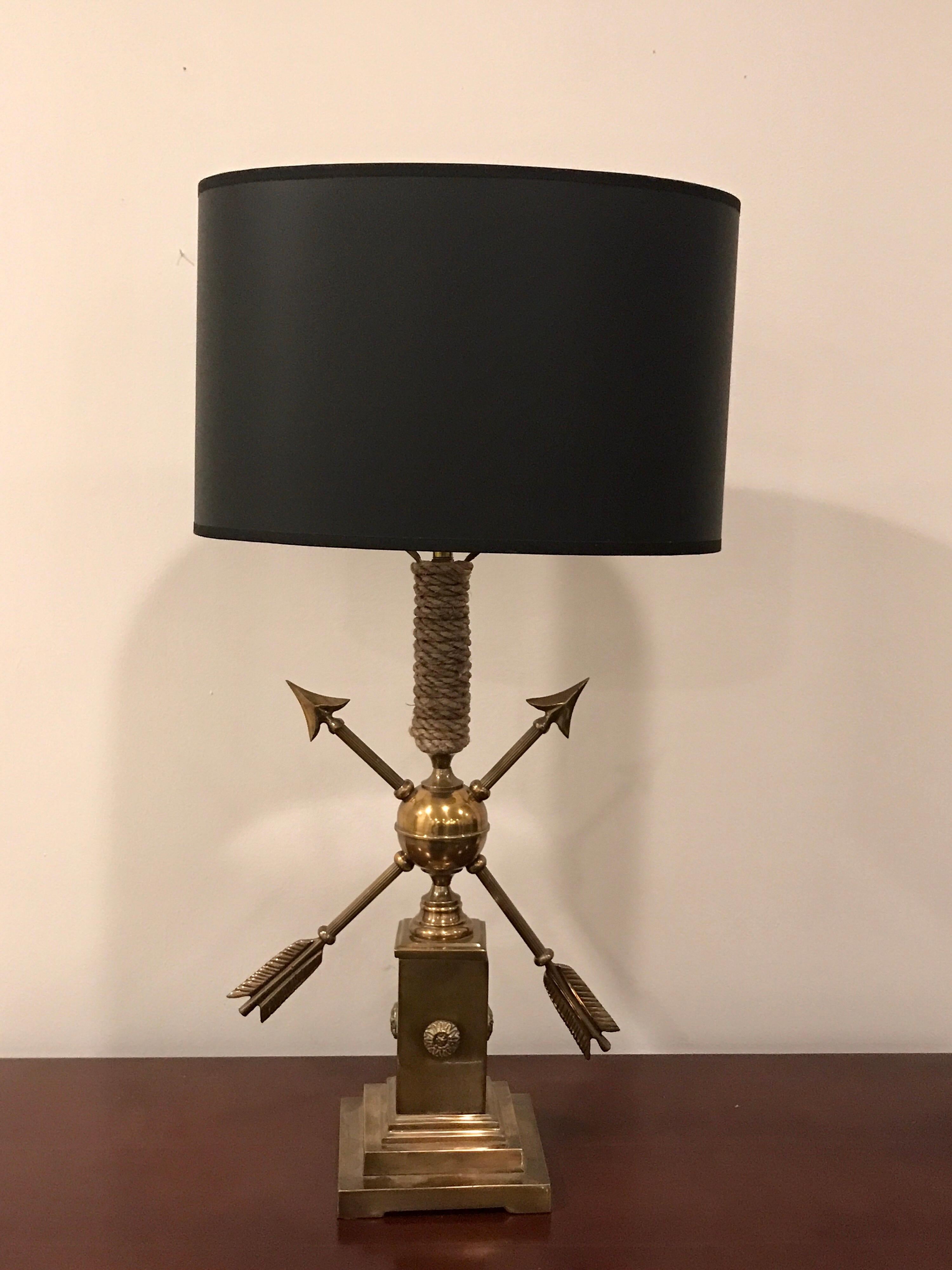 French modern brass arrow and rope motif lamp, in the style of Adnet. Shade not included.
Measures: 18