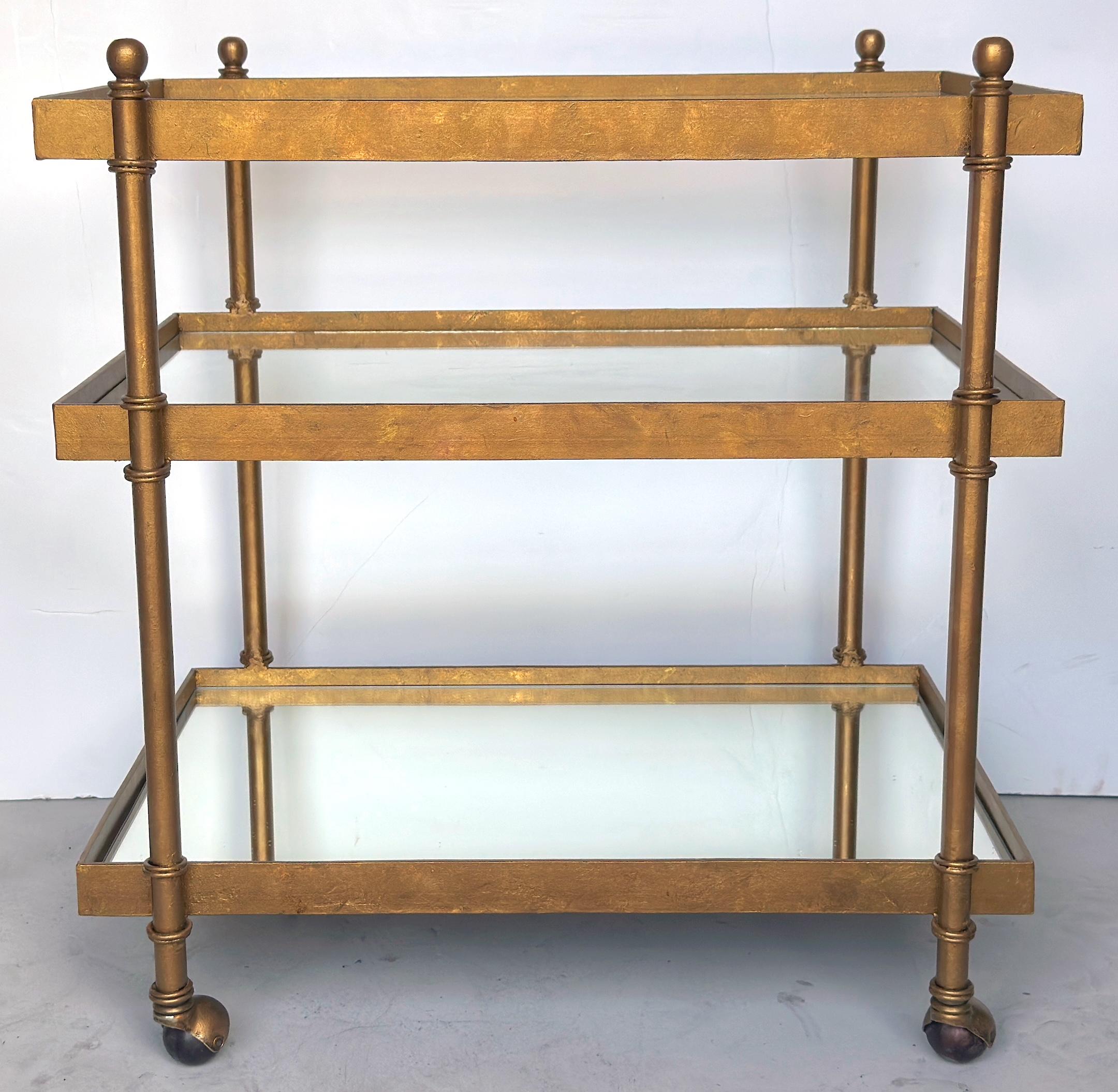 Moderno Carrello da bar moderno francese in ottone e vetro con ripiano inferiore a specchio, circa anni '70 in vendita