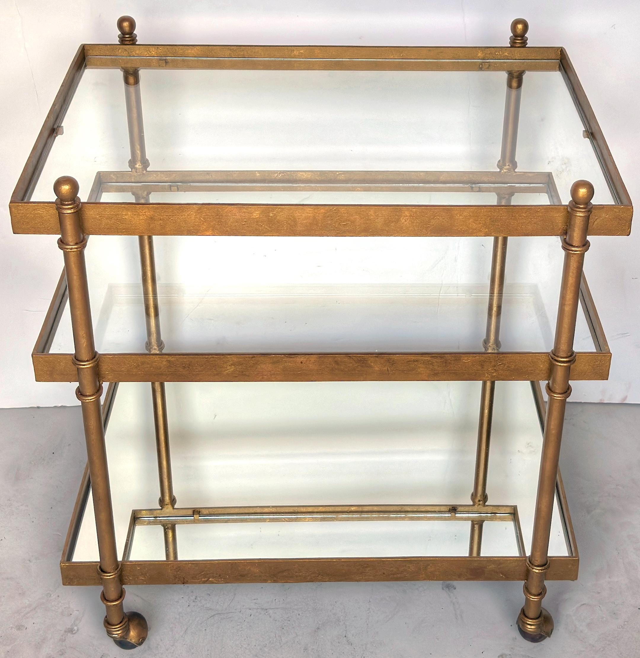 Francese Carrello da bar moderno francese in ottone e vetro con ripiano inferiore a specchio, circa anni '70 in vendita